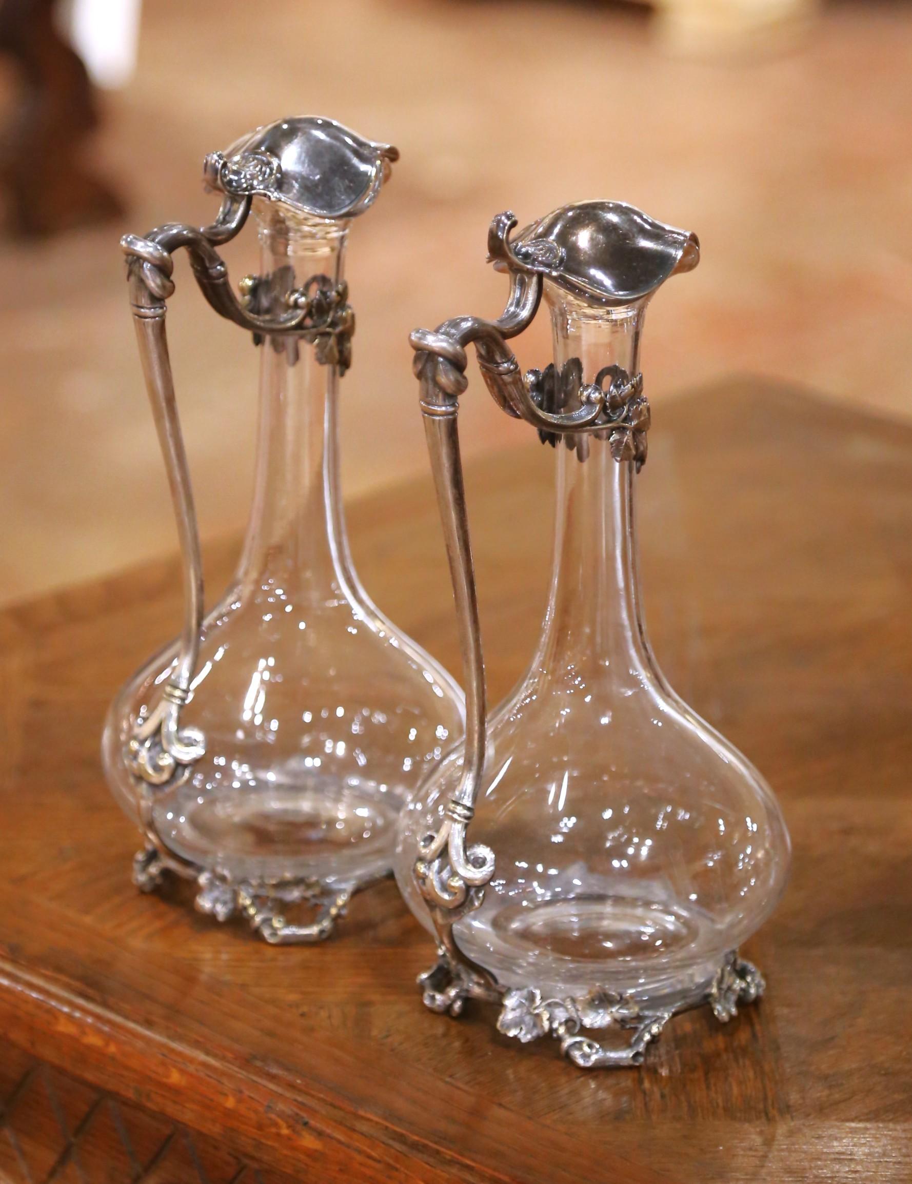 Paar versilberte und kristallene Weindekanter des 19. Jahrhunderts aus Frankreich im Stil Ludwig XV im Angebot 2