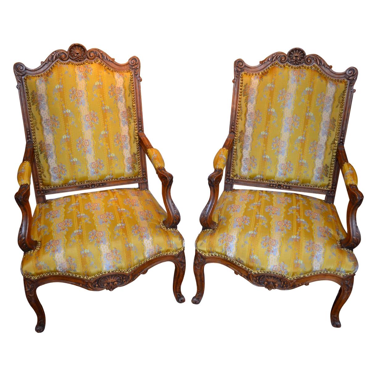 Zwei geschnitzte französische Sessel aus Buchenholz im Louis-XV-Stil des 19. Jahrhunderts