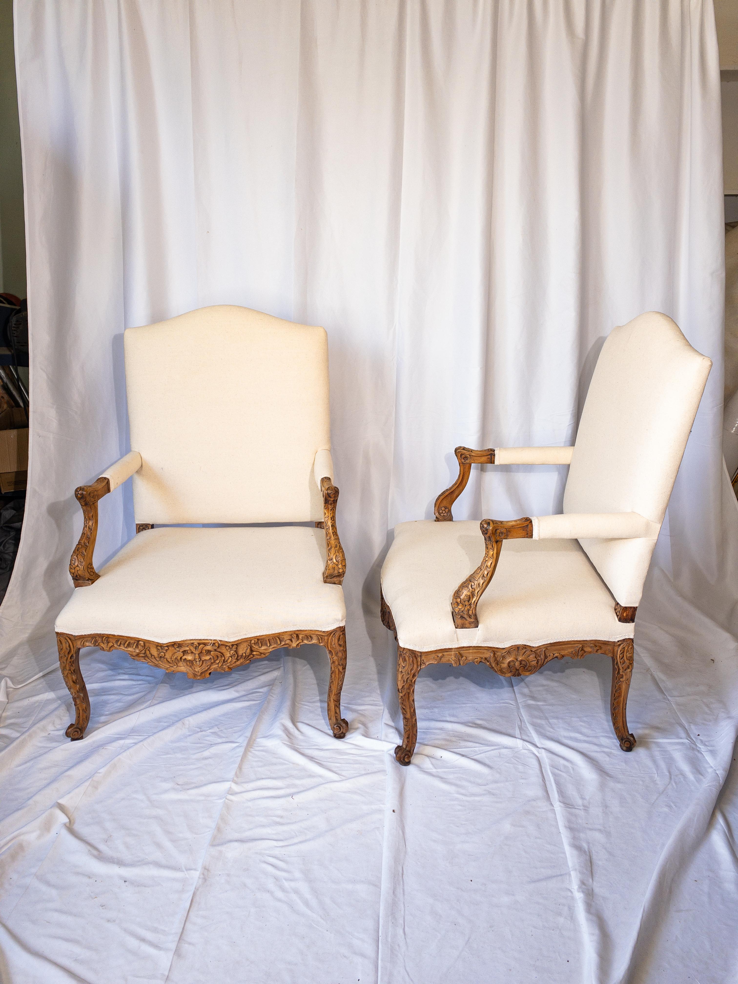 Pair of 19th Century French Louis XV Style Carved Wooden Arm Chairs For Sale 1
