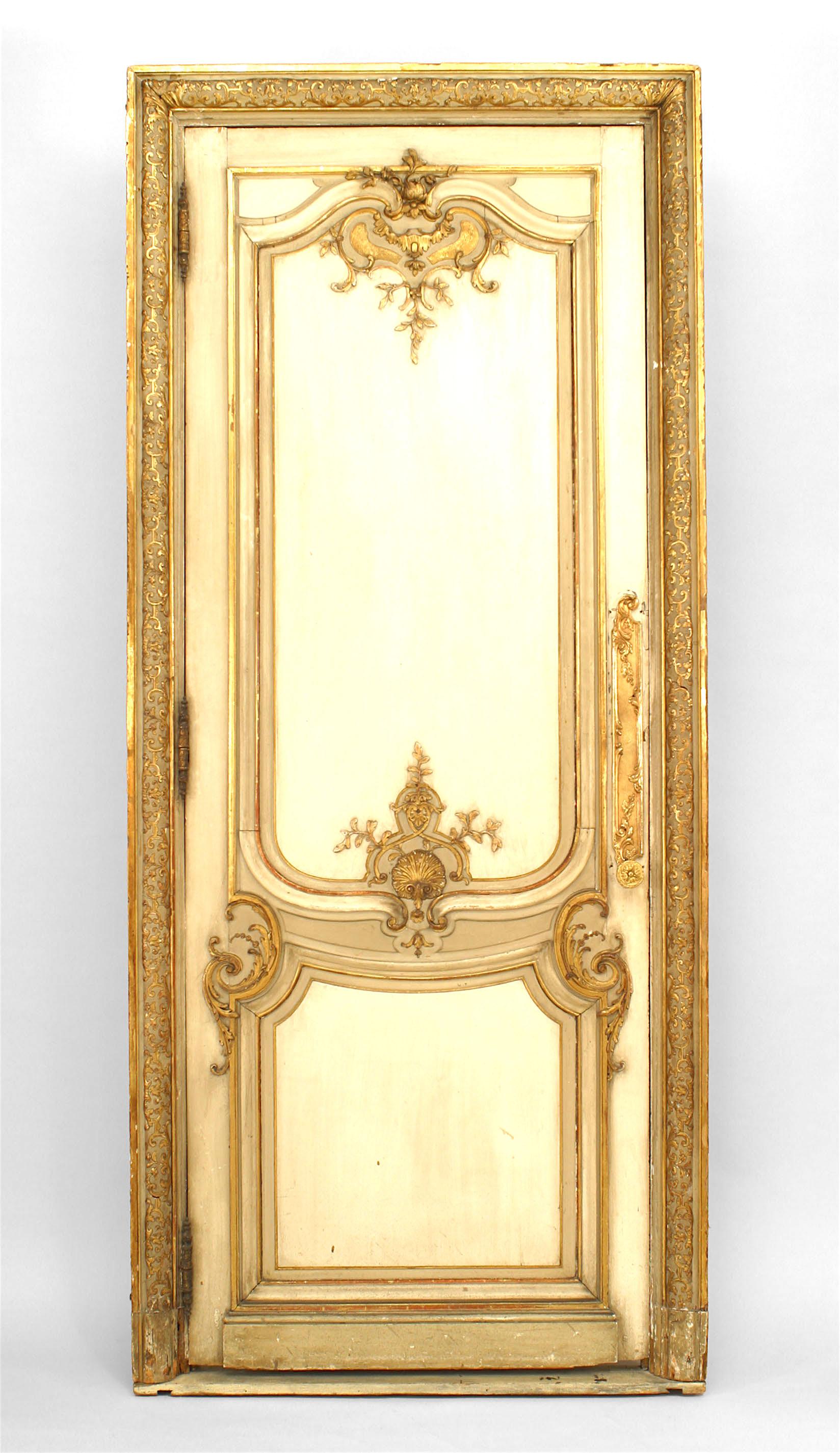 Paire de portes de style Louis XV (19ème siècle) peintes en blanc et or et sculptées dans un cadre (PRIX POUR LA PAIRE).
