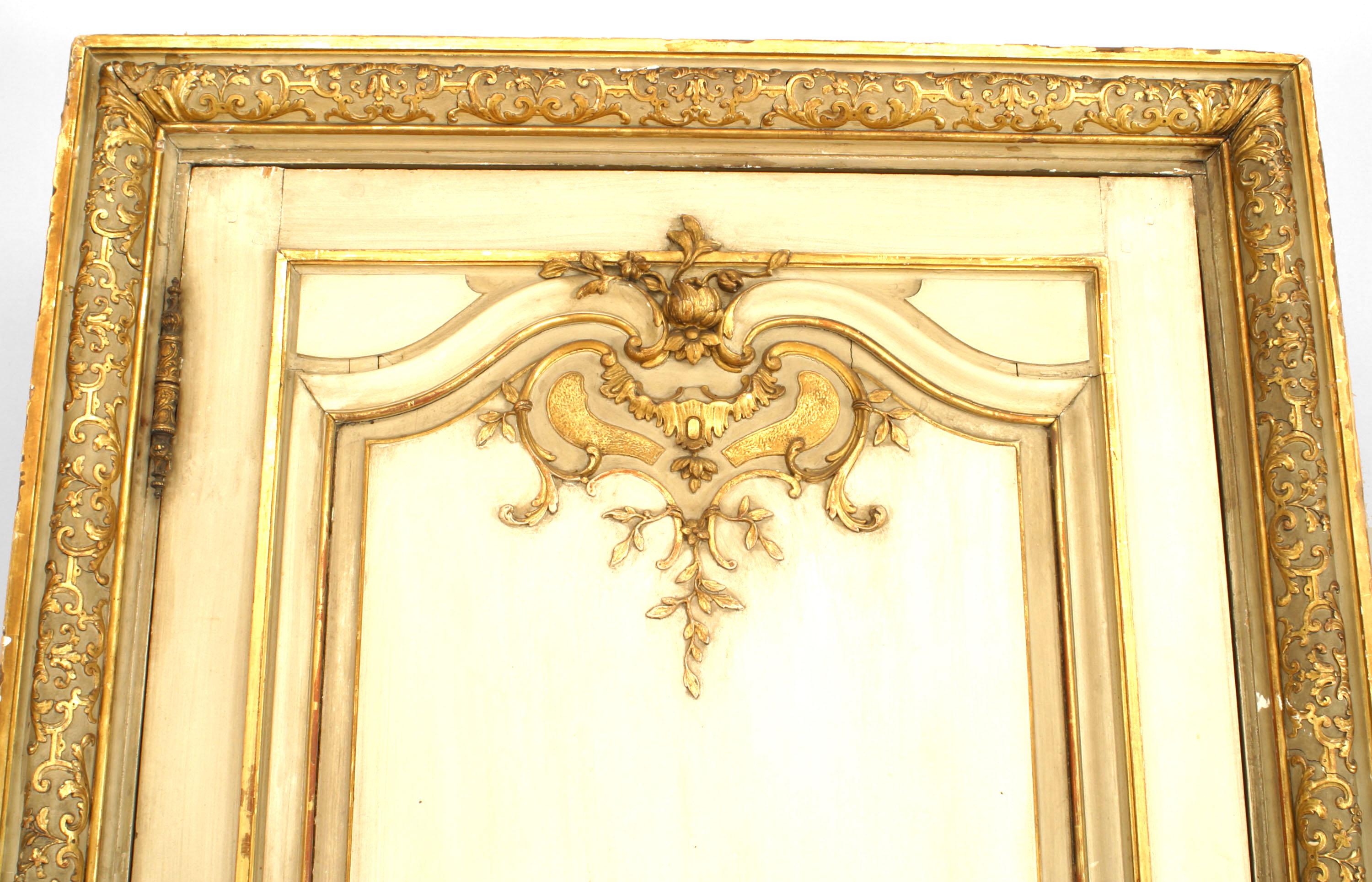 Français Paire de portes françaises de style Louis XV peintes en blanc et or en vente