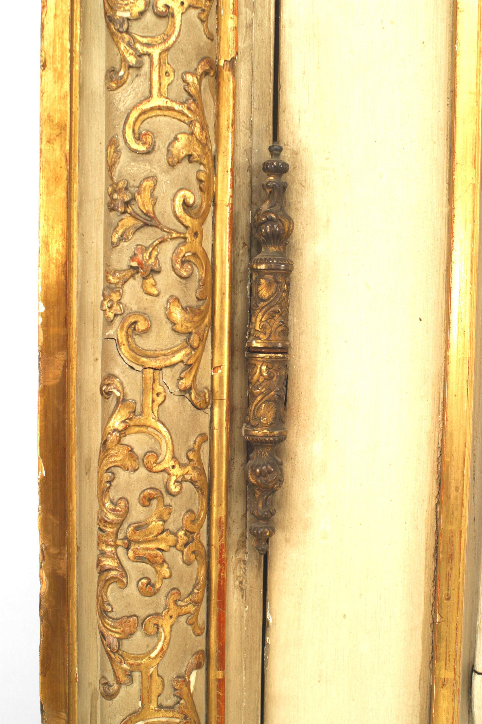 Peint Paire de portes françaises de style Louis XV peintes en blanc et or en vente