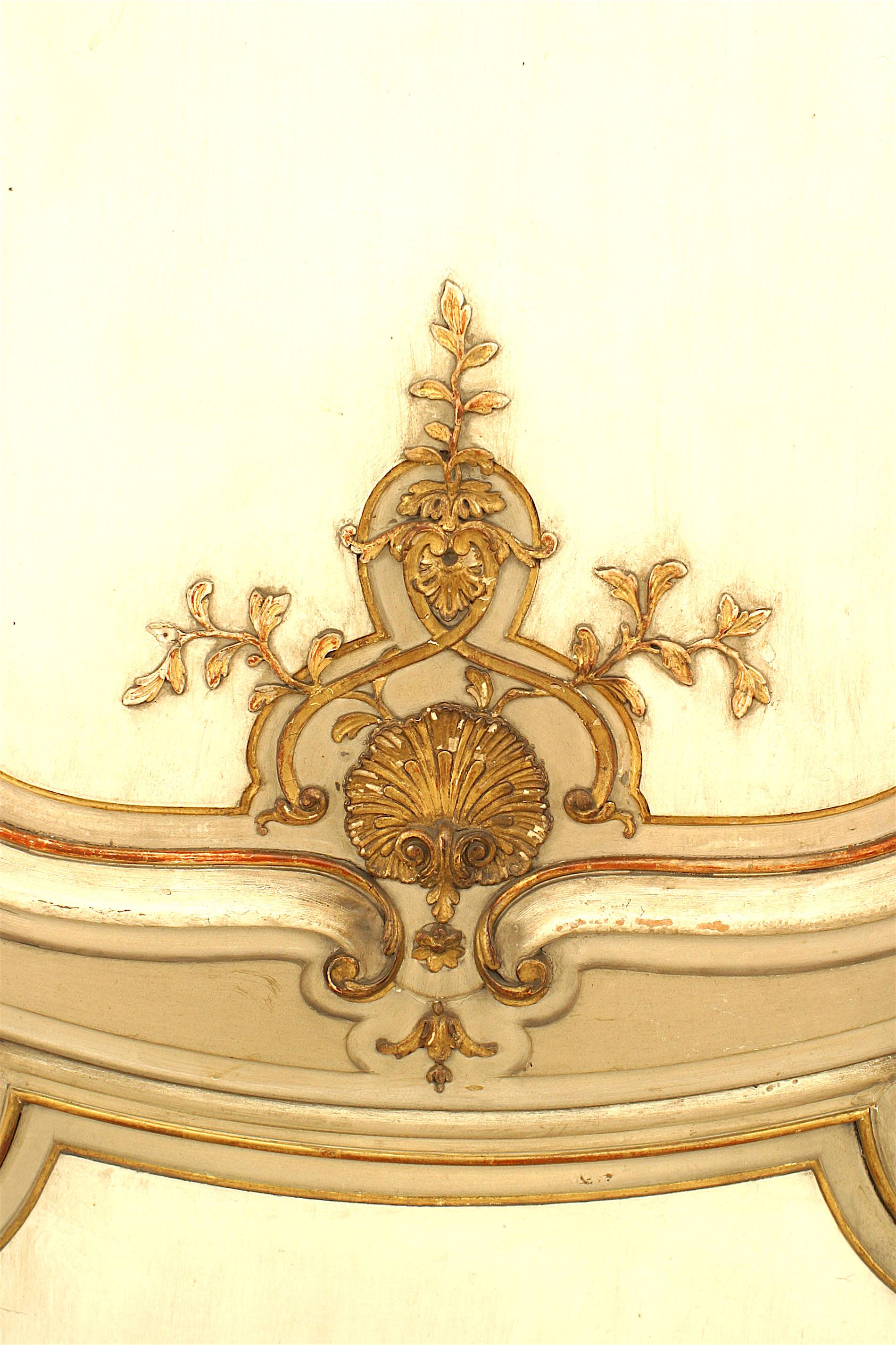 Bois Paire de portes françaises de style Louis XV peintes en blanc et or en vente