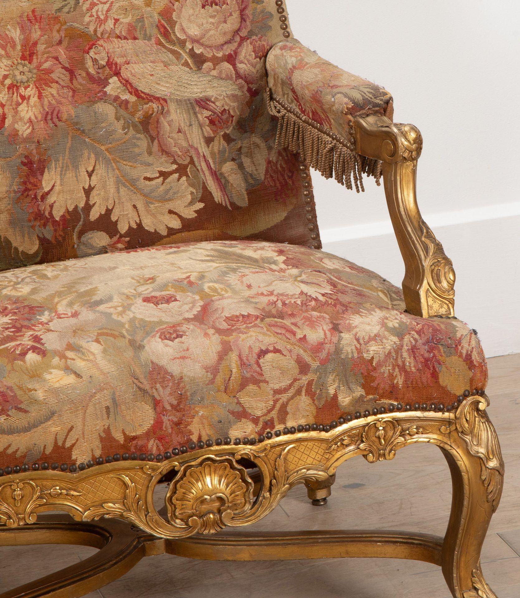 Coppia di sedie da trono dorate in stile Luigi XV francese del XIX secolo in vendita 5
