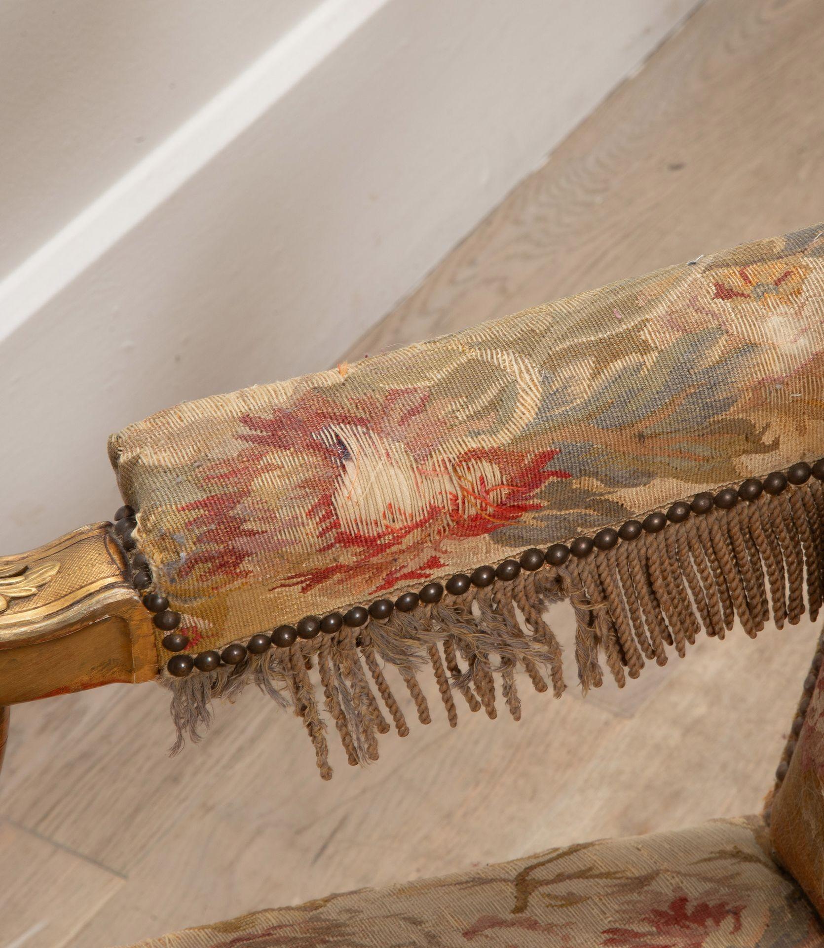 Coppia di sedie da trono dorate in stile Luigi XV francese del XIX secolo in vendita 7