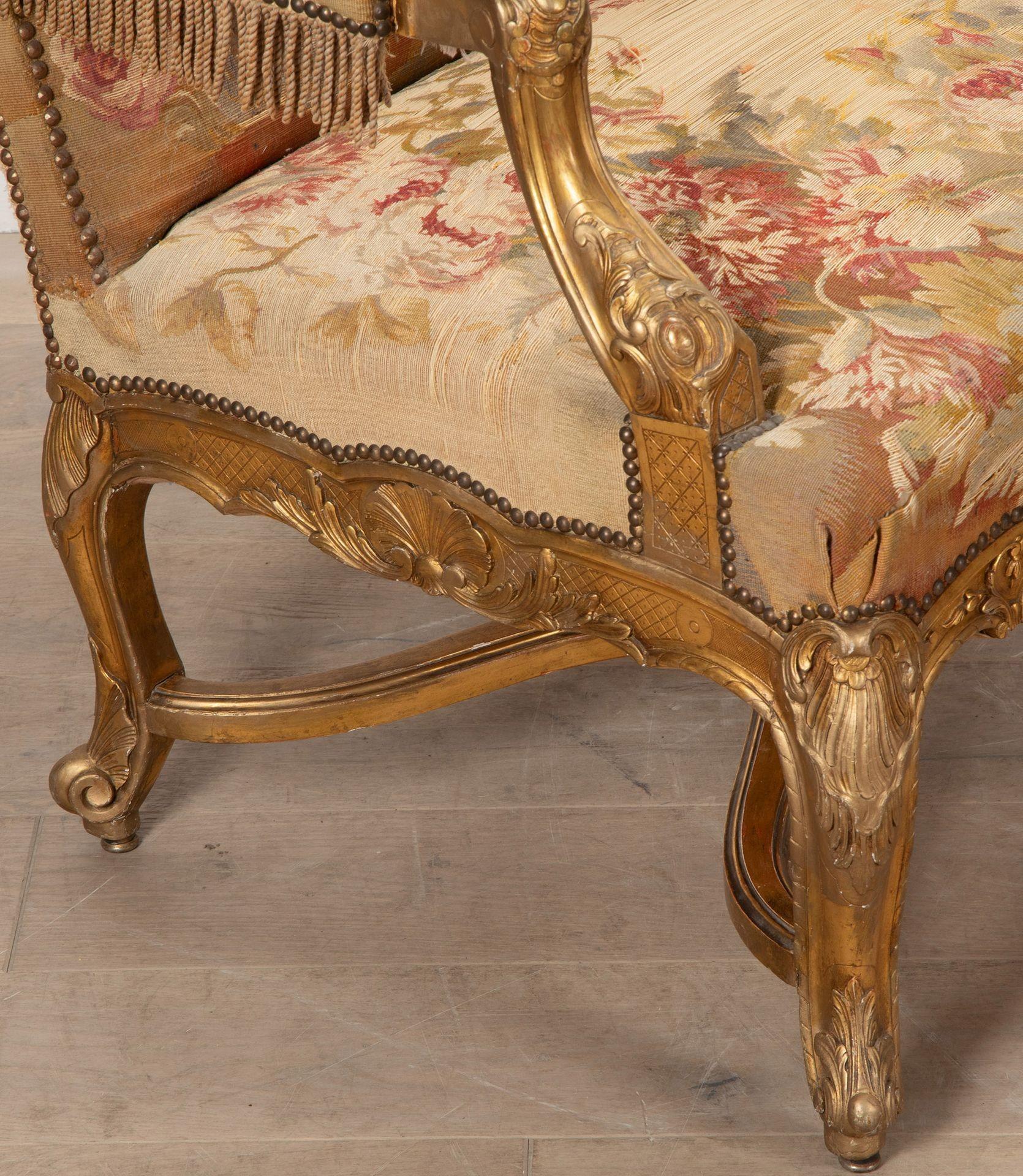 Coppia di sedie da trono dorate in stile Luigi XV francese del XIX secolo in vendita 2
