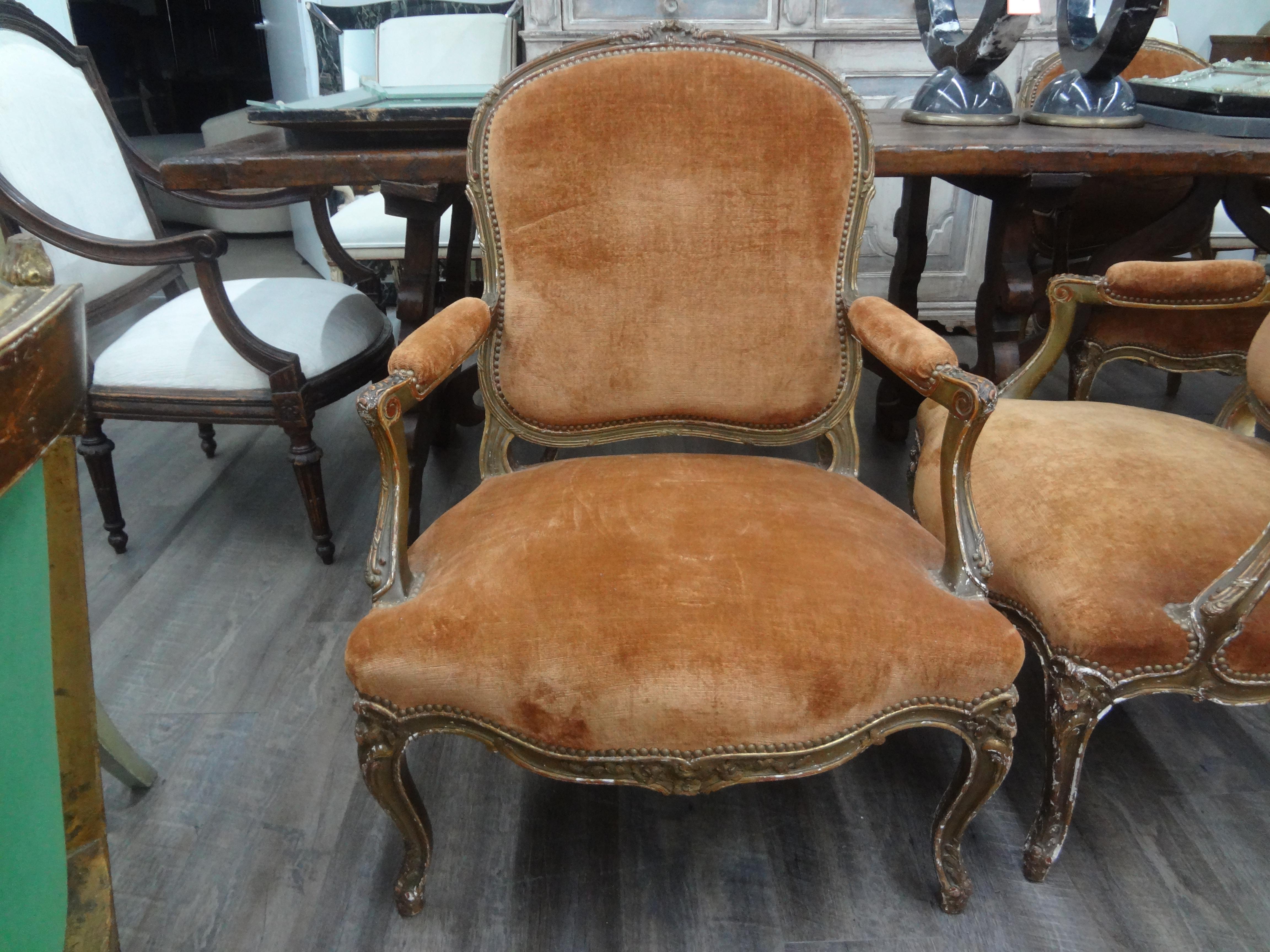 Francese Coppia di sedie in legno dorato in stile Luigi XV francese del XIX secolo in vendita