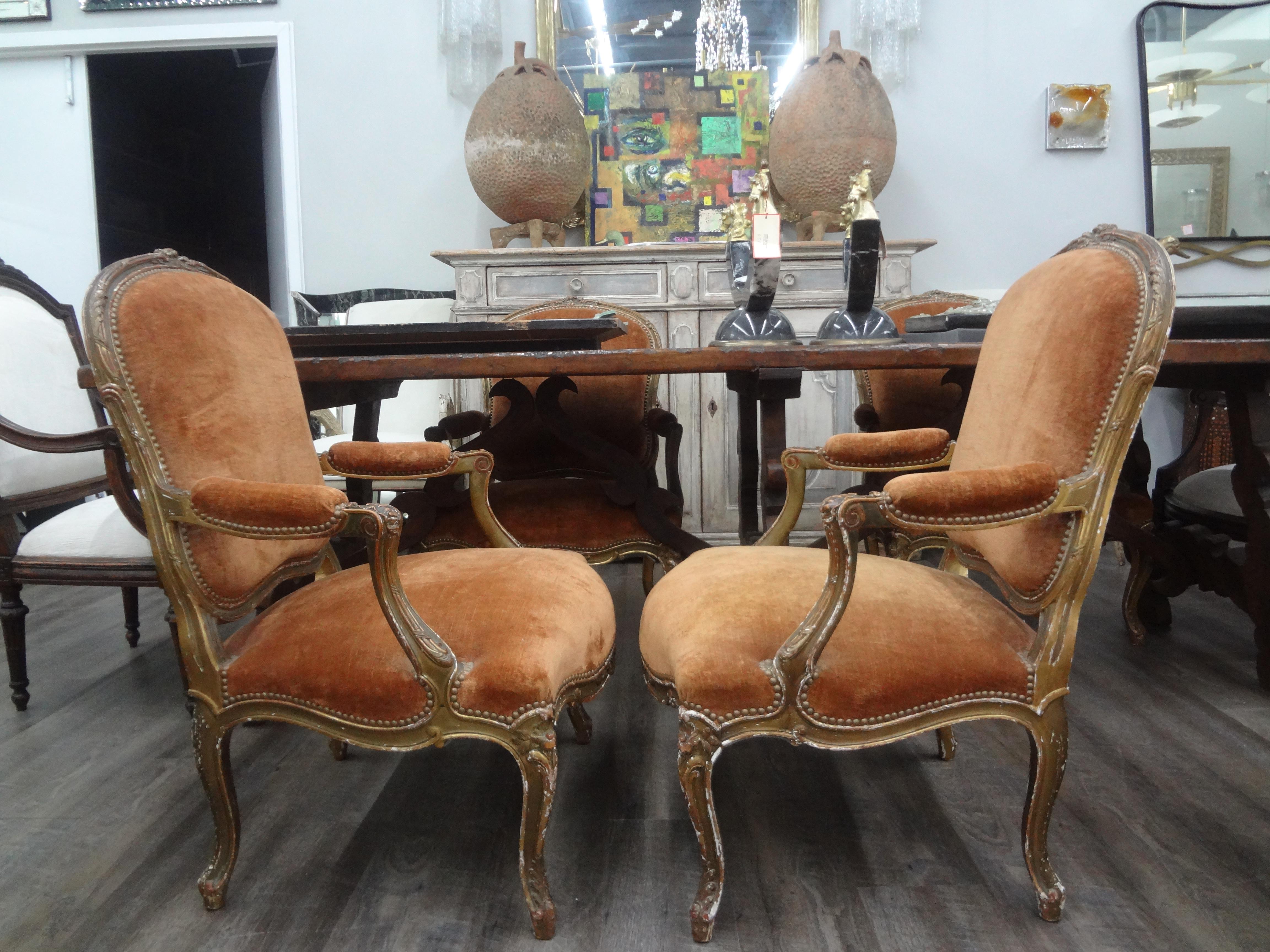 Paire de chaises françaises du 19ème siècle en bois doré de style Louis XV Bon état - En vente à Houston, TX