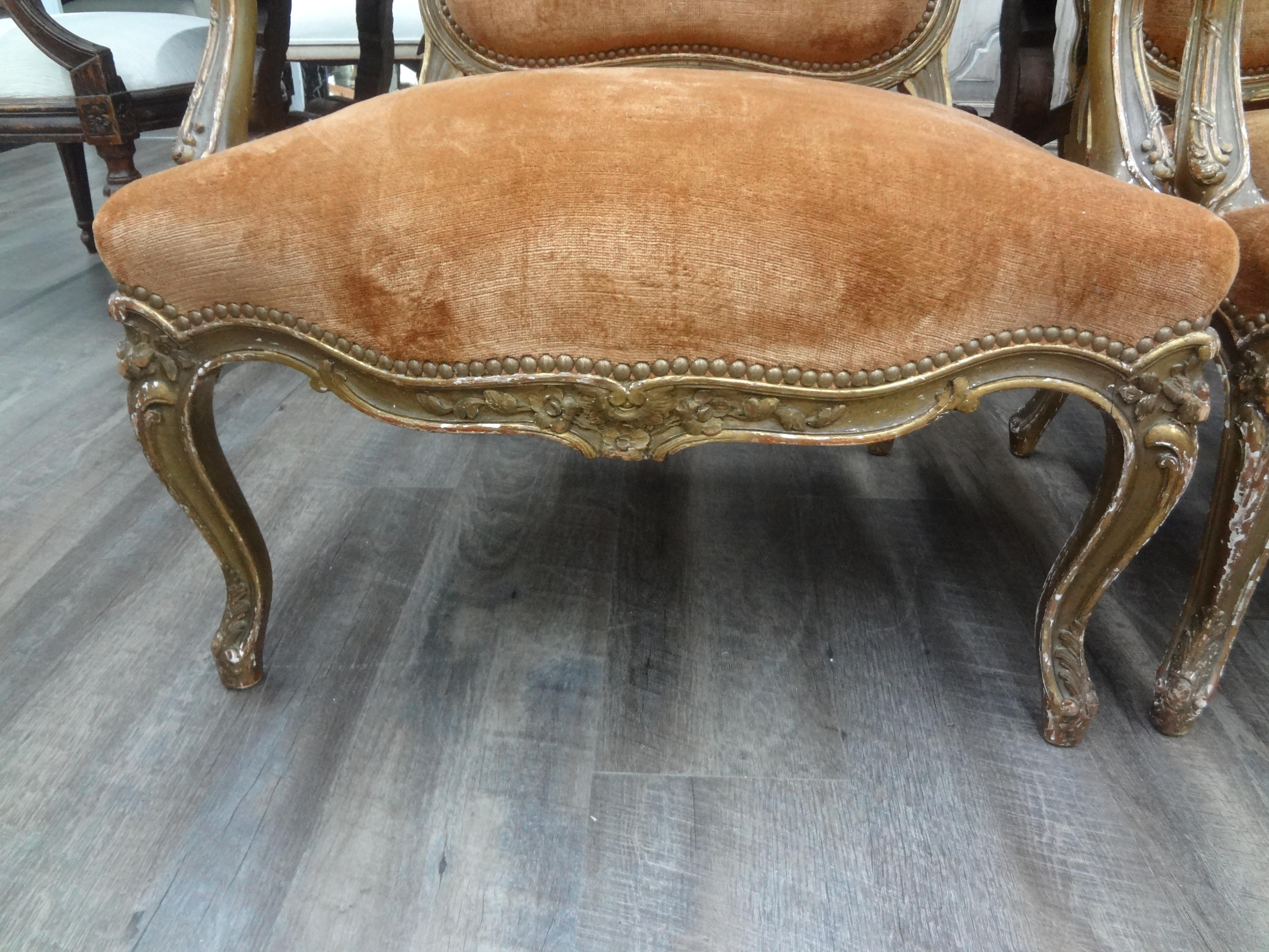 Paar französische Stühle aus vergoldetem Holz im Louis-XV-Stil des 19. Jahrhunderts im Zustand „Gut“ im Angebot in Houston, TX