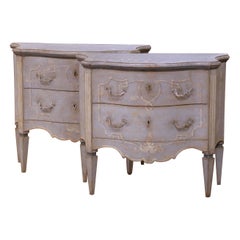 Paire de commodes à deux tiroirs peintes de style Louis XV français du 19e siècle