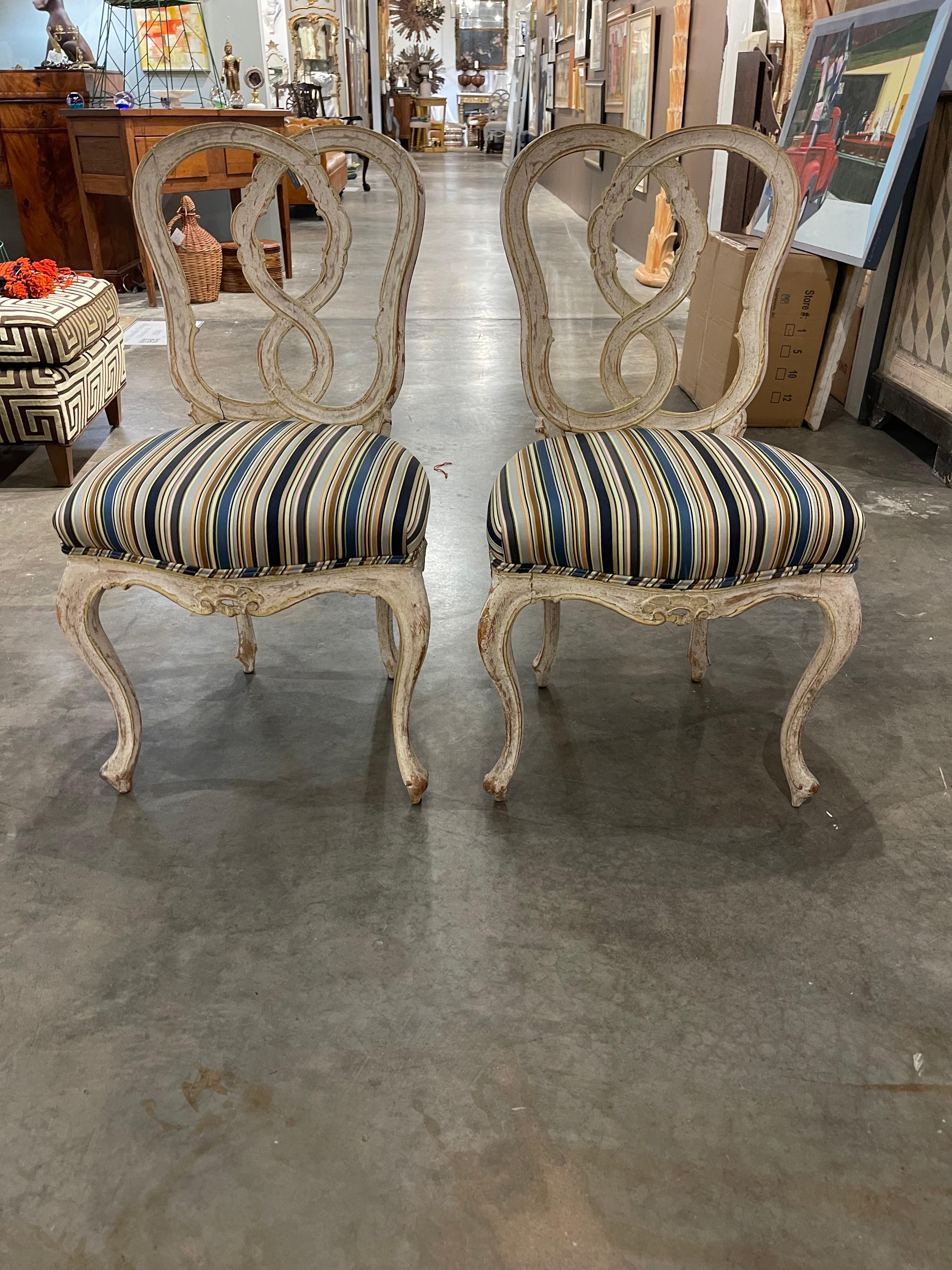 Französische Louis XV Beistellstühle des 19. Jahrhunderts mit Cabriole-Beinen, die in kleinen Schneckenfüßen enden, mit einem geschnitzten Serpentinen-Sitz arpon. Die offenen Rückseiten sind mit einem verschlungenen Doppelschleifenmotiv versehen. 