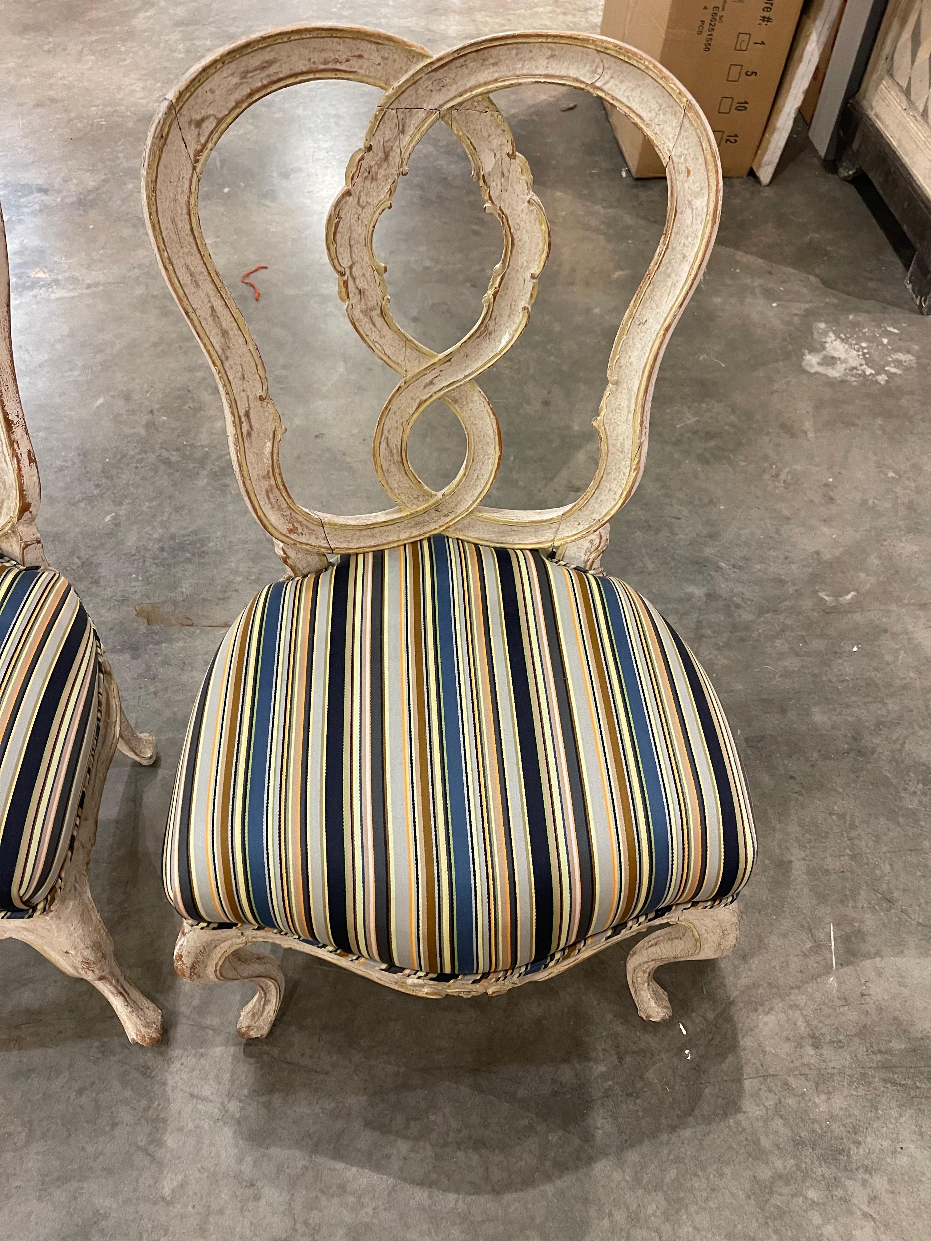 Paar französische Beistellstühle im Stil Louis XV aus dem 19. Jahrhundert mit Paul Smith-Stoff (Rokoko) im Angebot