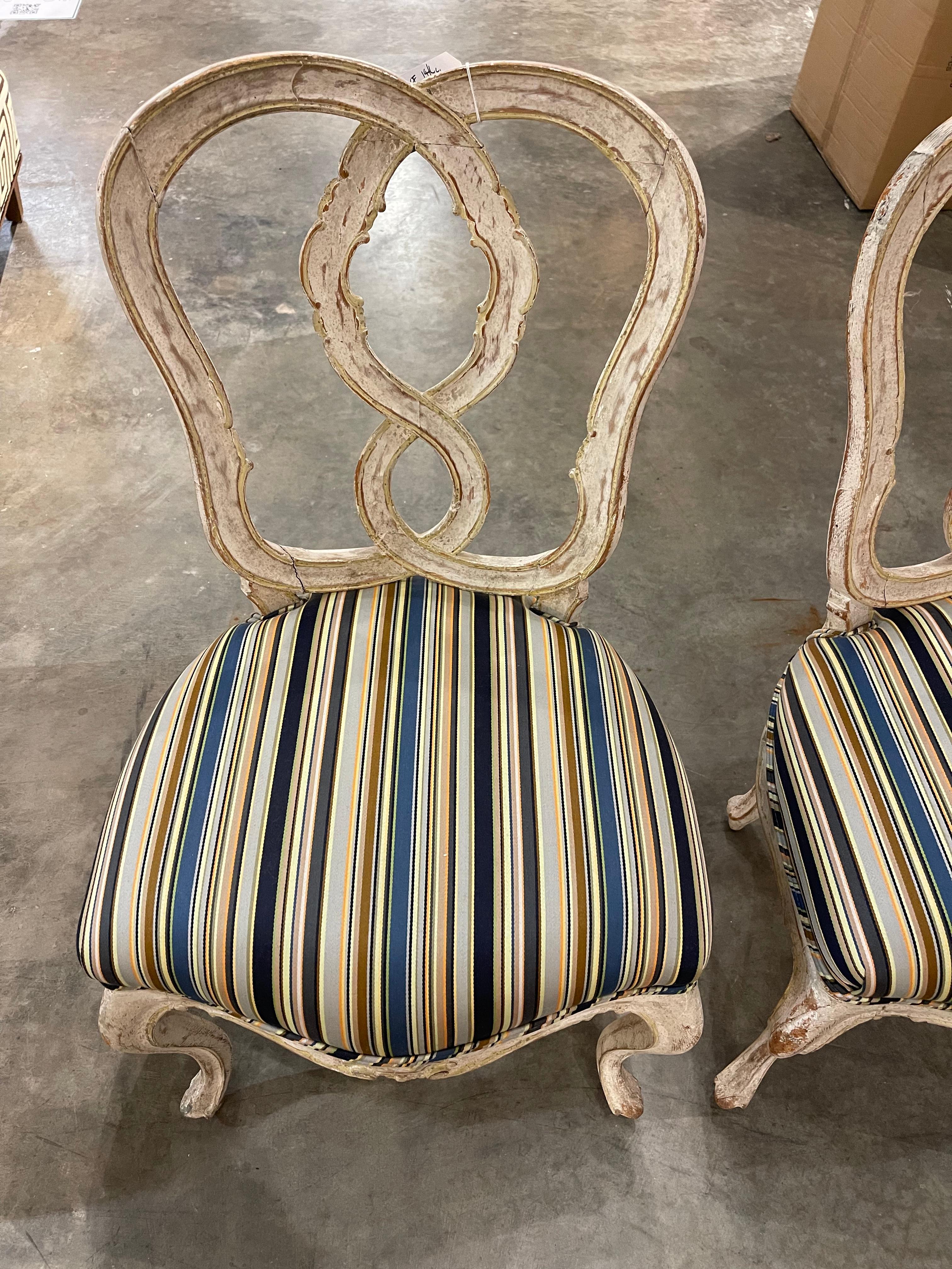 Paar französische Beistellstühle im Stil Louis XV aus dem 19. Jahrhundert mit Paul Smith-Stoff (Französisch) im Angebot