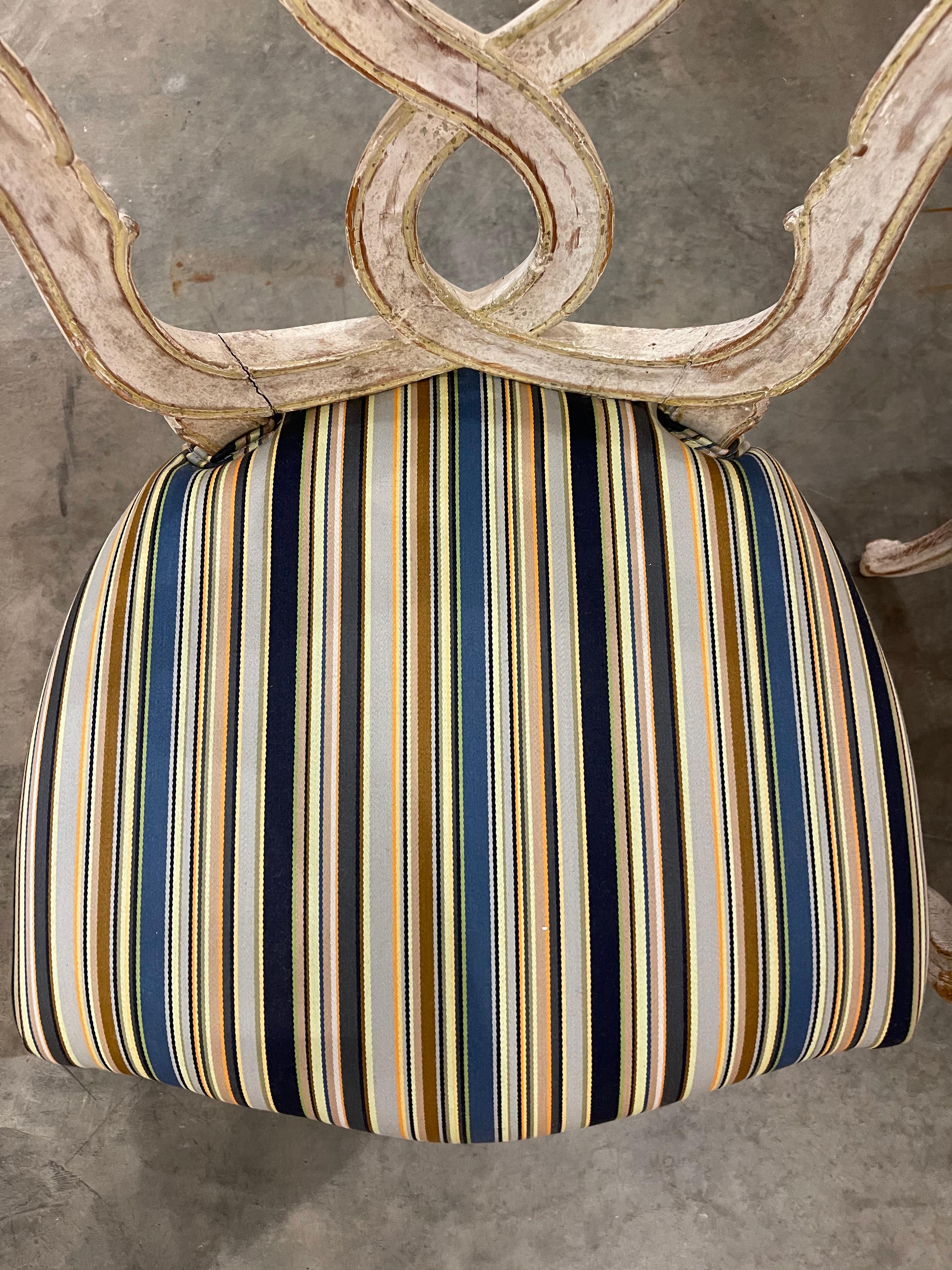 Paar französische Beistellstühle im Stil Louis XV aus dem 19. Jahrhundert mit Paul Smith-Stoff im Zustand „Gut“ im Angebot in Fredericksburg, TX