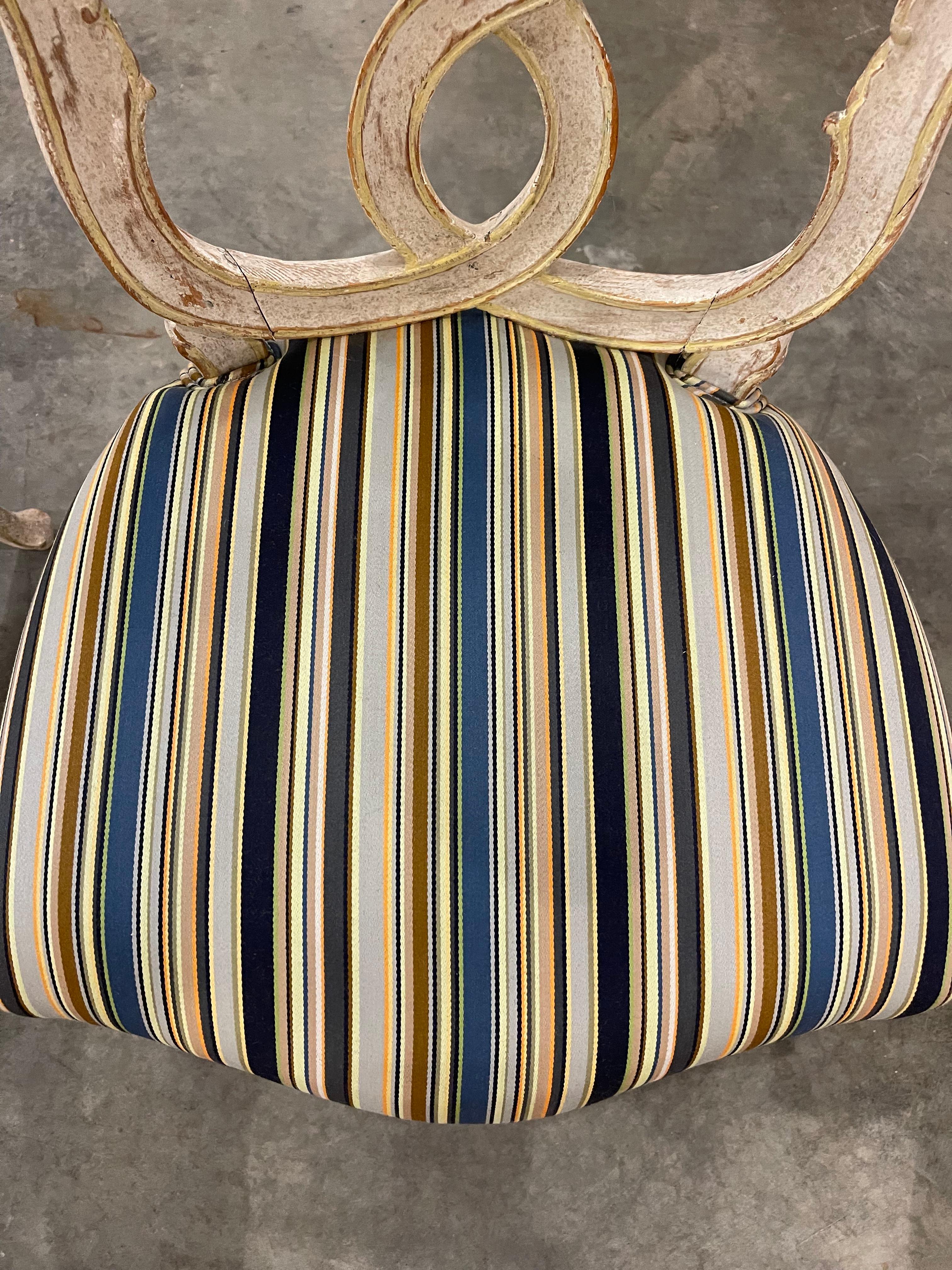 Paar französische Beistellstühle im Stil Louis XV aus dem 19. Jahrhundert mit Paul Smith-Stoff (Holz) im Angebot