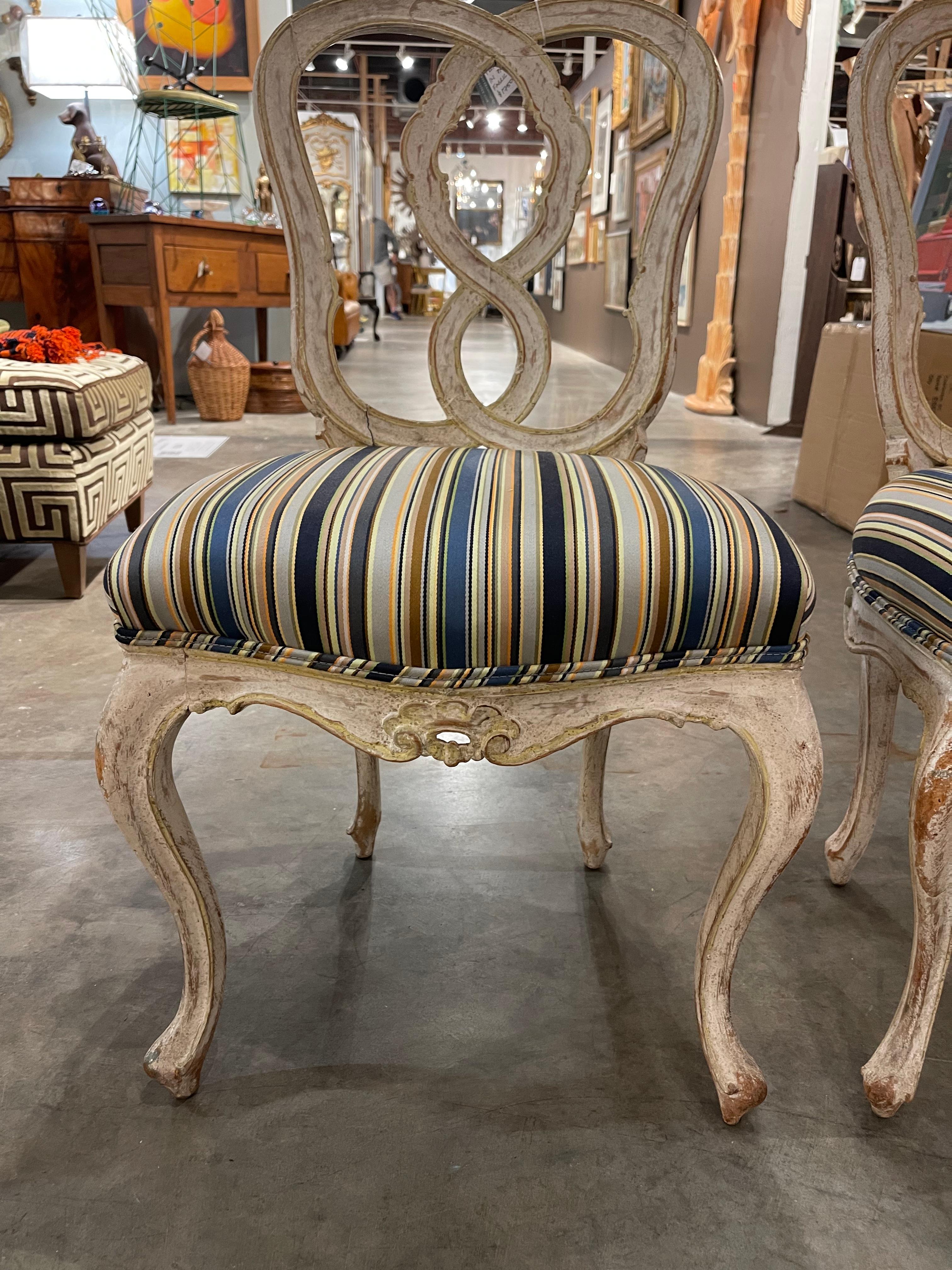 Paar französische Beistellstühle im Stil Louis XV aus dem 19. Jahrhundert mit Paul Smith-Stoff im Angebot 1