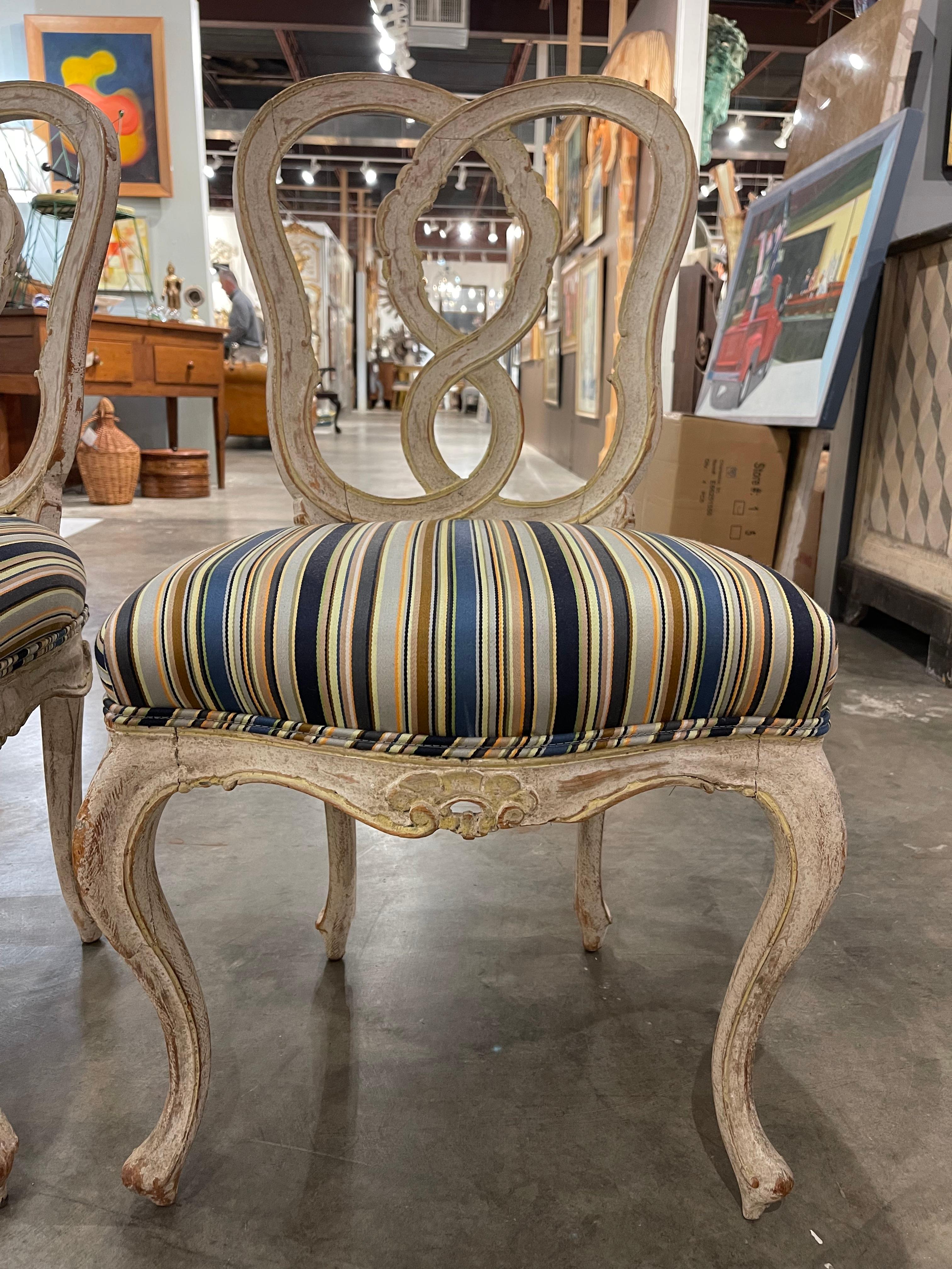 Paar französische Beistellstühle im Stil Louis XV aus dem 19. Jahrhundert mit Paul Smith-Stoff im Angebot 2