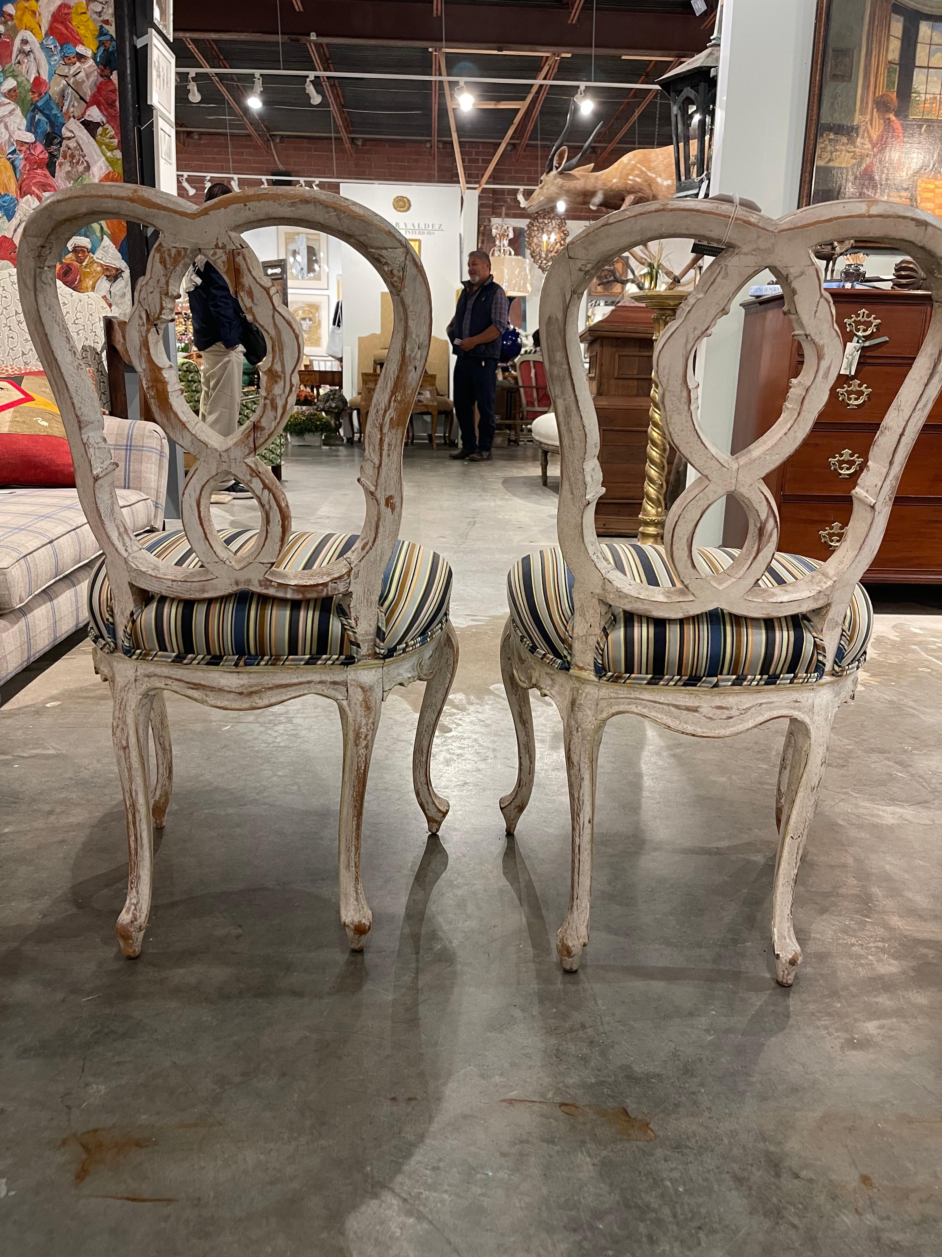 Paar französische Beistellstühle im Stil Louis XV aus dem 19. Jahrhundert mit Paul Smith-Stoff im Angebot 3