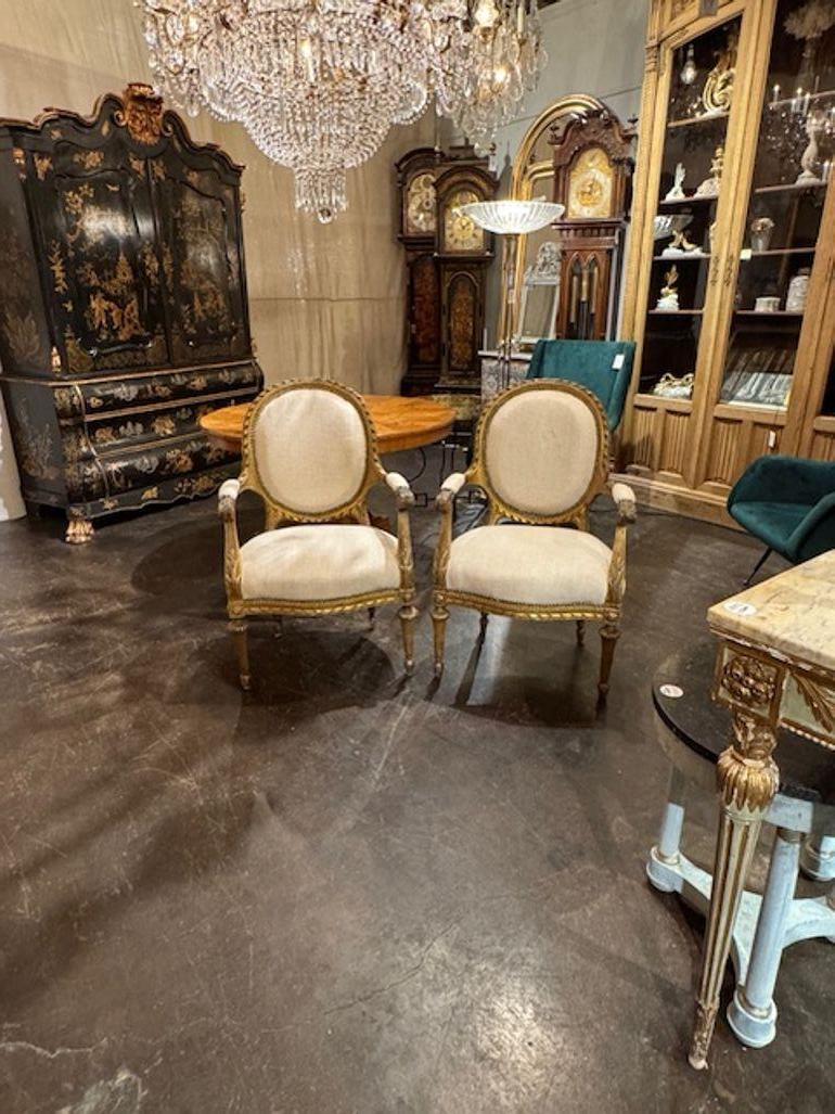 Bella coppia di poltrone francesi Luigi XVI del XIX secolo intagliate e dorate. Circa 1880. Un'ottima aggiunta a qualsiasi casa! 24L x 21D x 37H