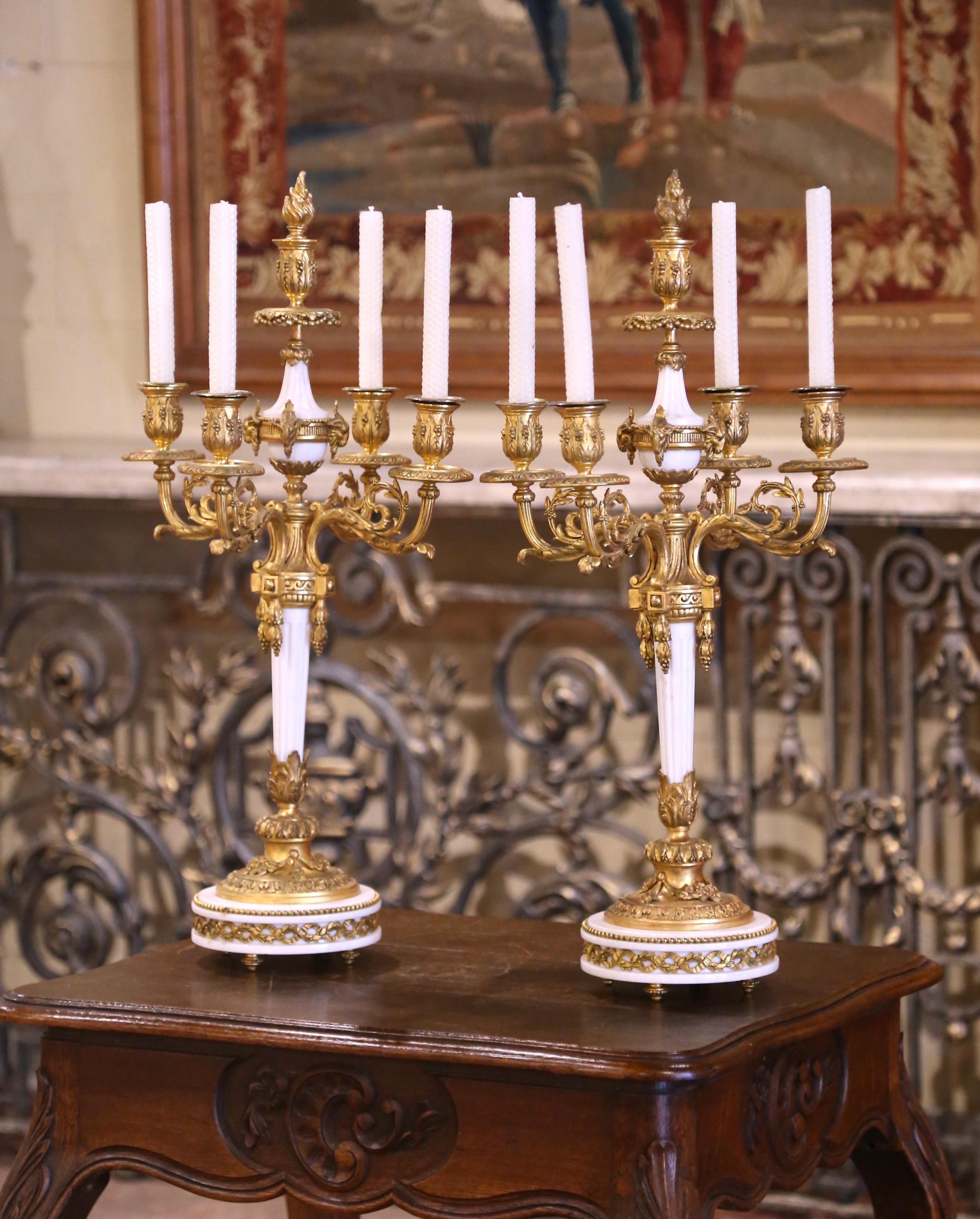 
Aggiungi un tocco di opulenza ai tuoi interni con questa raffinata coppia di candelabri antichi in stile Luigi XVI. Realizzato in Francia intorno al 1870, ogni candelabro alto presenta una colonna di marmo bianco finemente scanalata che si erge da
