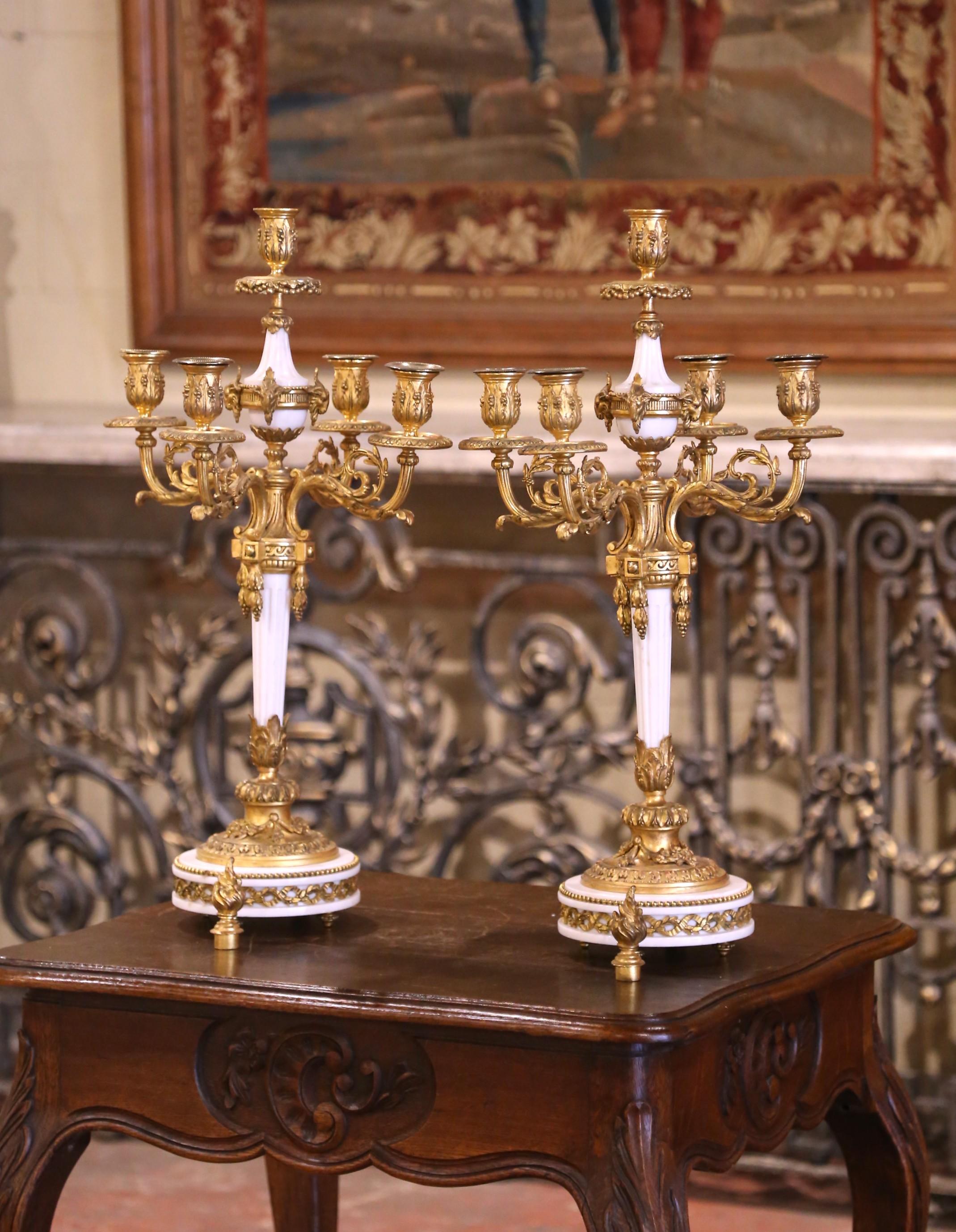 Francese Coppia di candelabri francesi Luigi XVI del XIX secolo in bronzo e marmo bianco in vendita