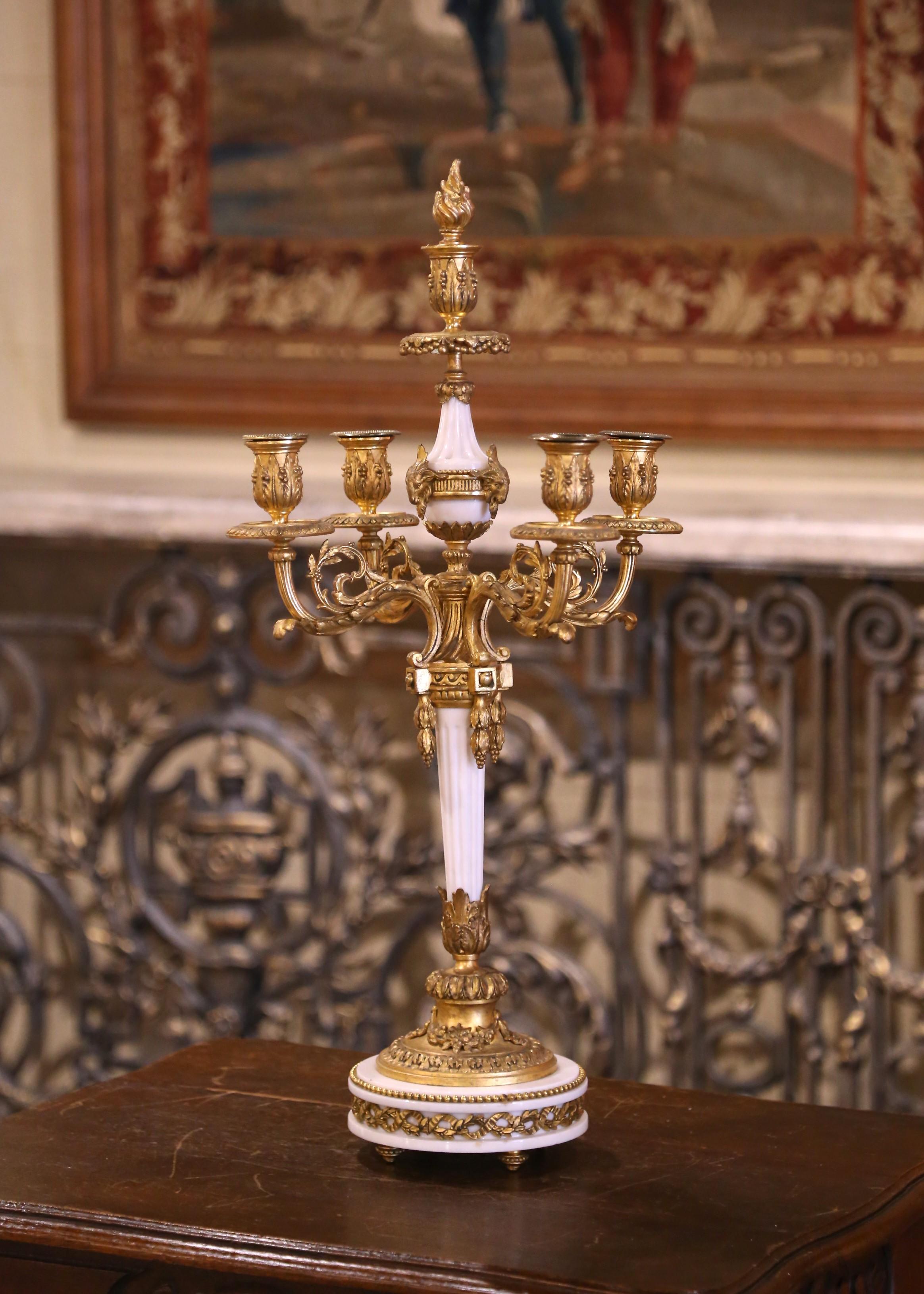 Dorato Coppia di candelabri francesi Luigi XVI del XIX secolo in bronzo e marmo bianco in vendita