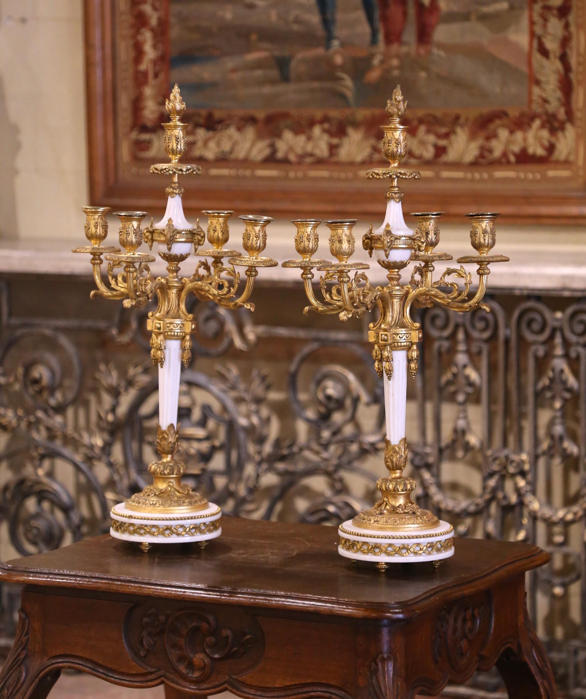 Coppia di candelabri francesi Luigi XVI del XIX secolo in bronzo e marmo bianco In condizioni ottime in vendita a Dallas, TX