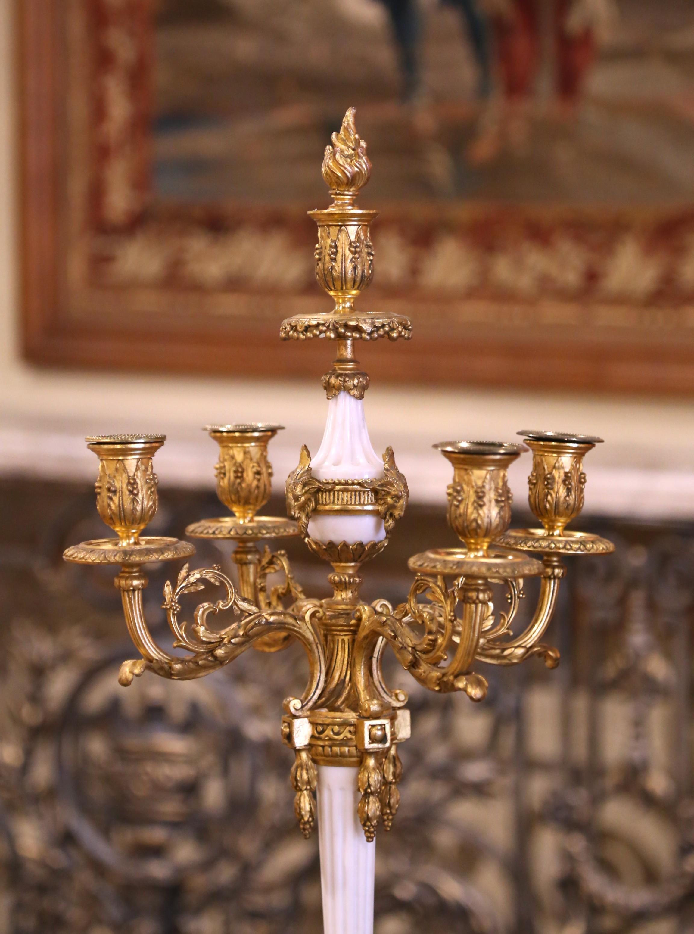 Bronzo Coppia di candelabri francesi Luigi XVI del XIX secolo in bronzo e marmo bianco in vendita
