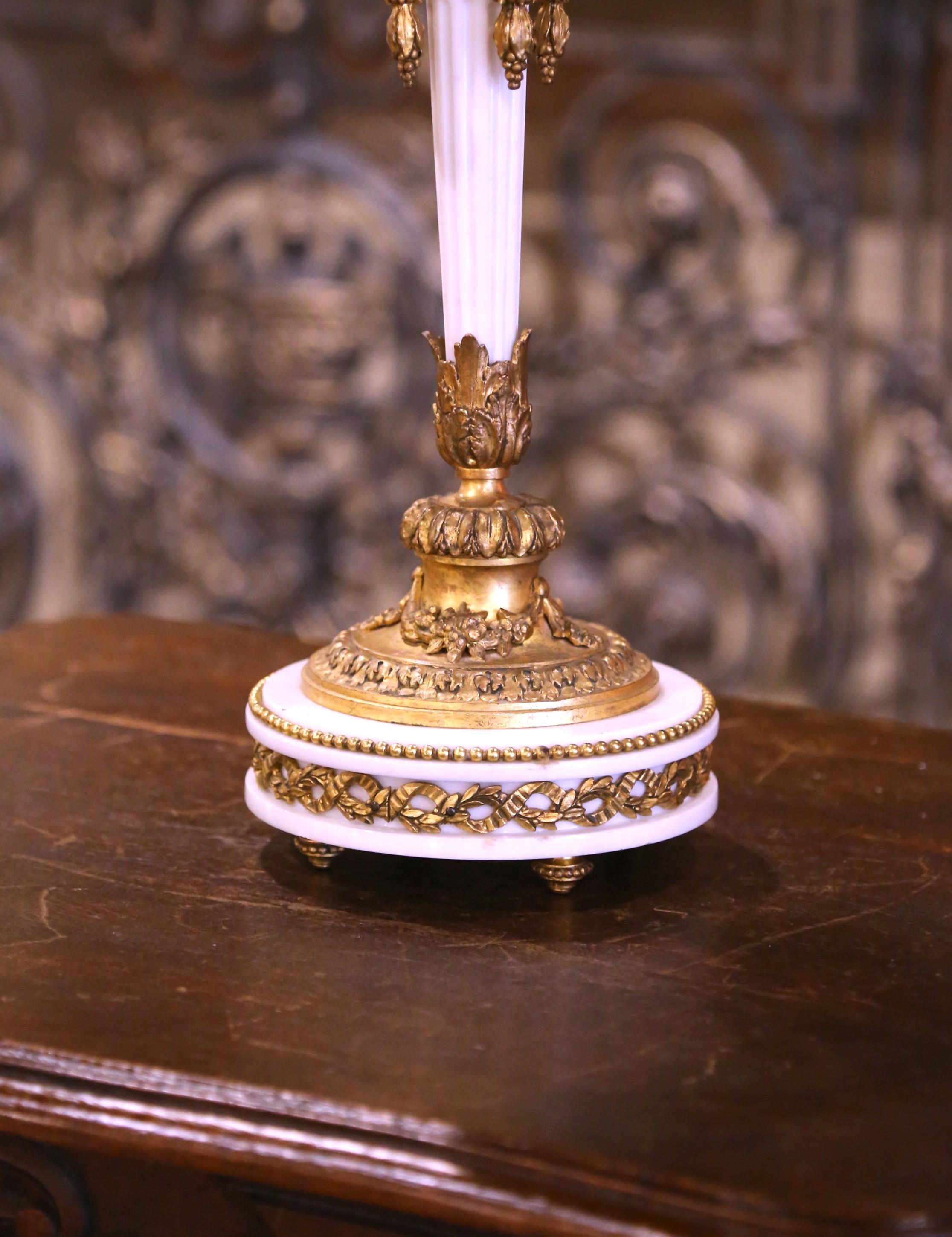 Coppia di candelabri francesi Luigi XVI del XIX secolo in bronzo e marmo bianco in vendita 1