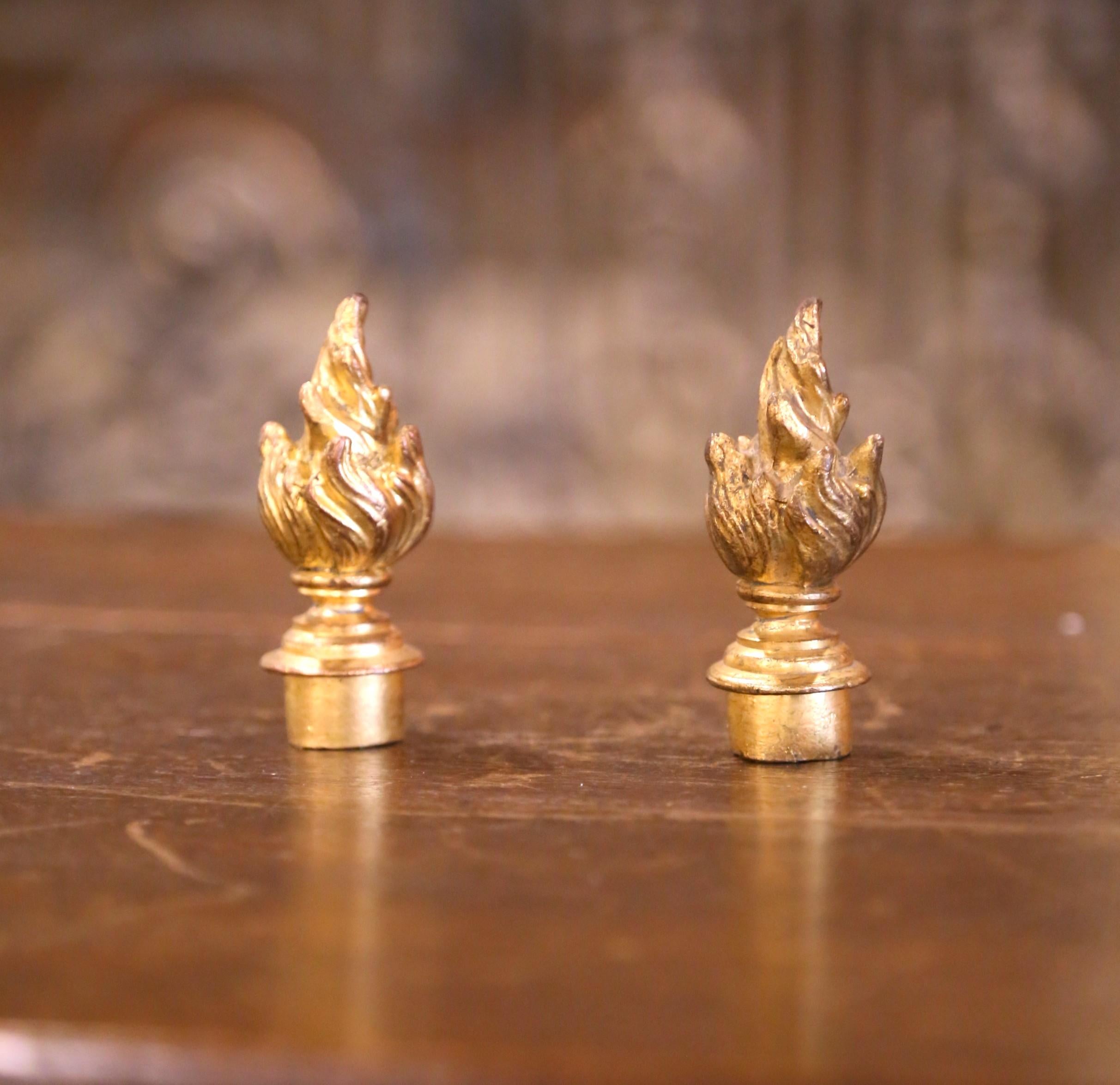 Coppia di candelabri francesi Luigi XVI del XIX secolo in bronzo e marmo bianco in vendita 2