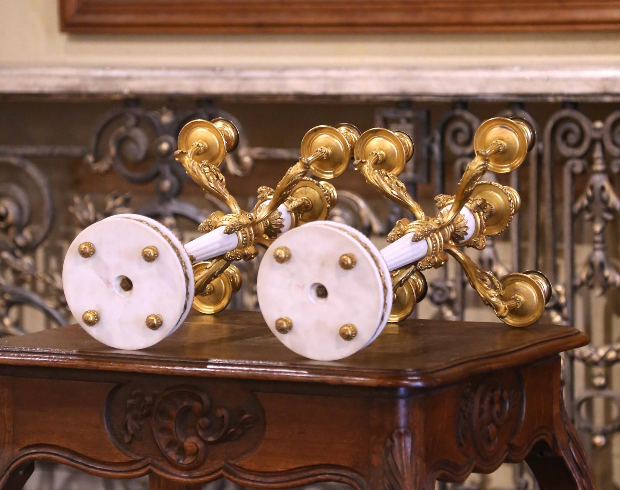 Coppia di candelabri francesi Luigi XVI del XIX secolo in bronzo e marmo bianco in vendita 3