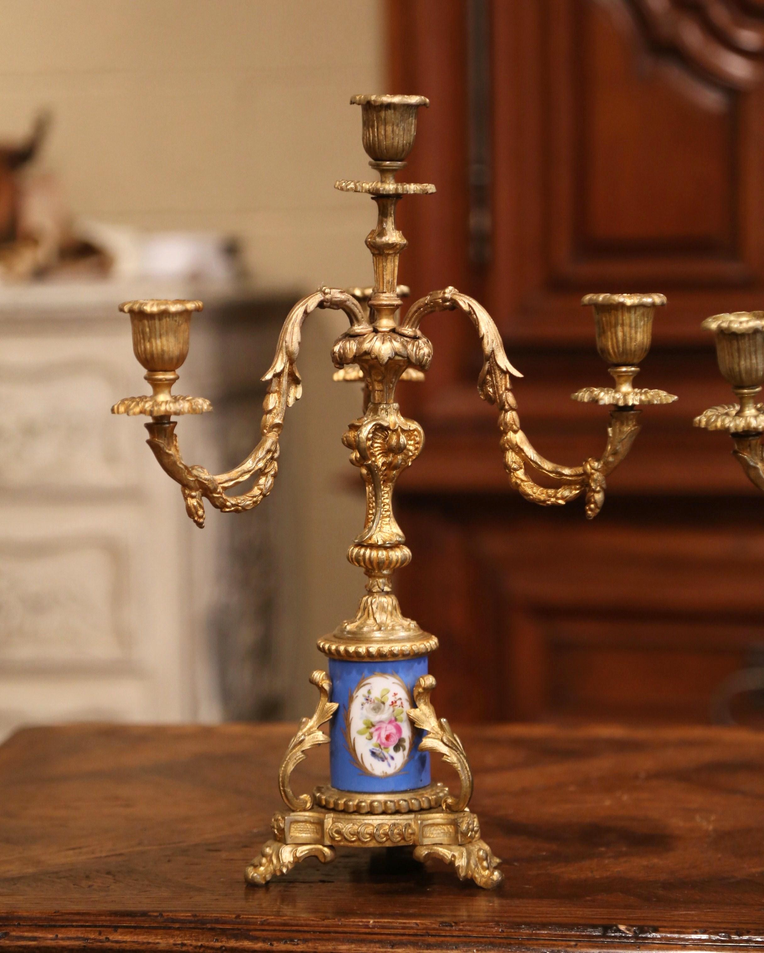 Français Paire de candélabres Louis XVI du 19ème siècle en bronze doré et porcelaine en vente
