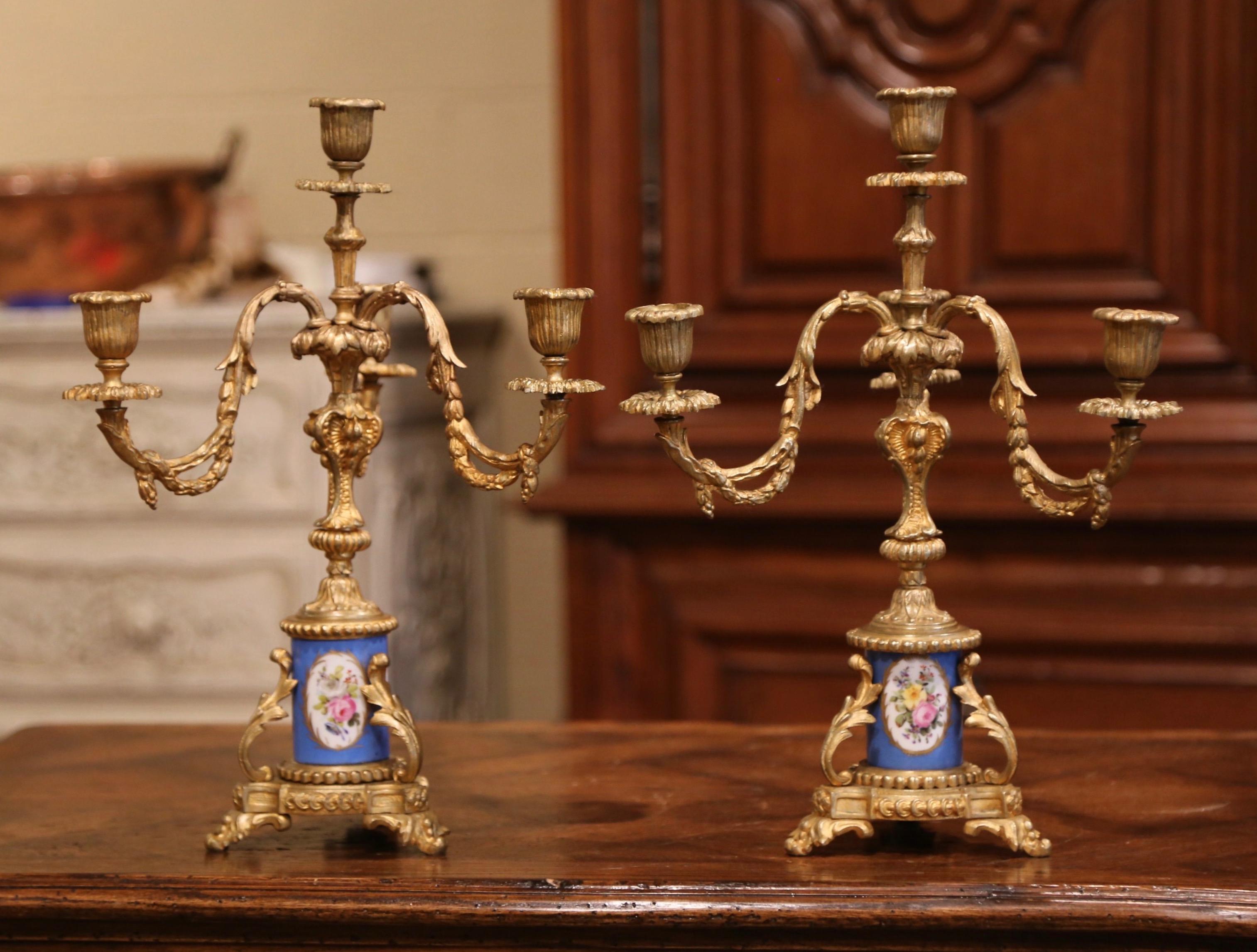 Doré Paire de candélabres Louis XVI du 19ème siècle en bronze doré et porcelaine en vente