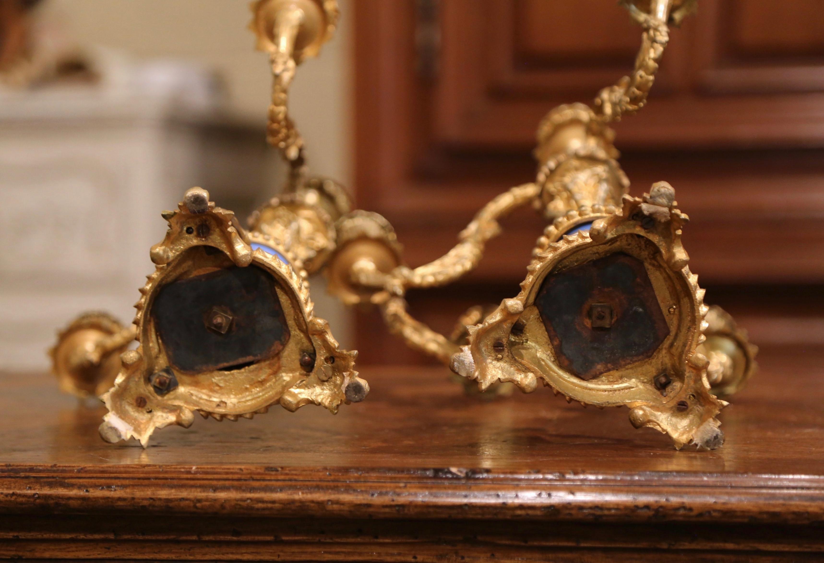 Bronze Paire de candélabres Louis XVI du 19ème siècle en bronze doré et porcelaine en vente