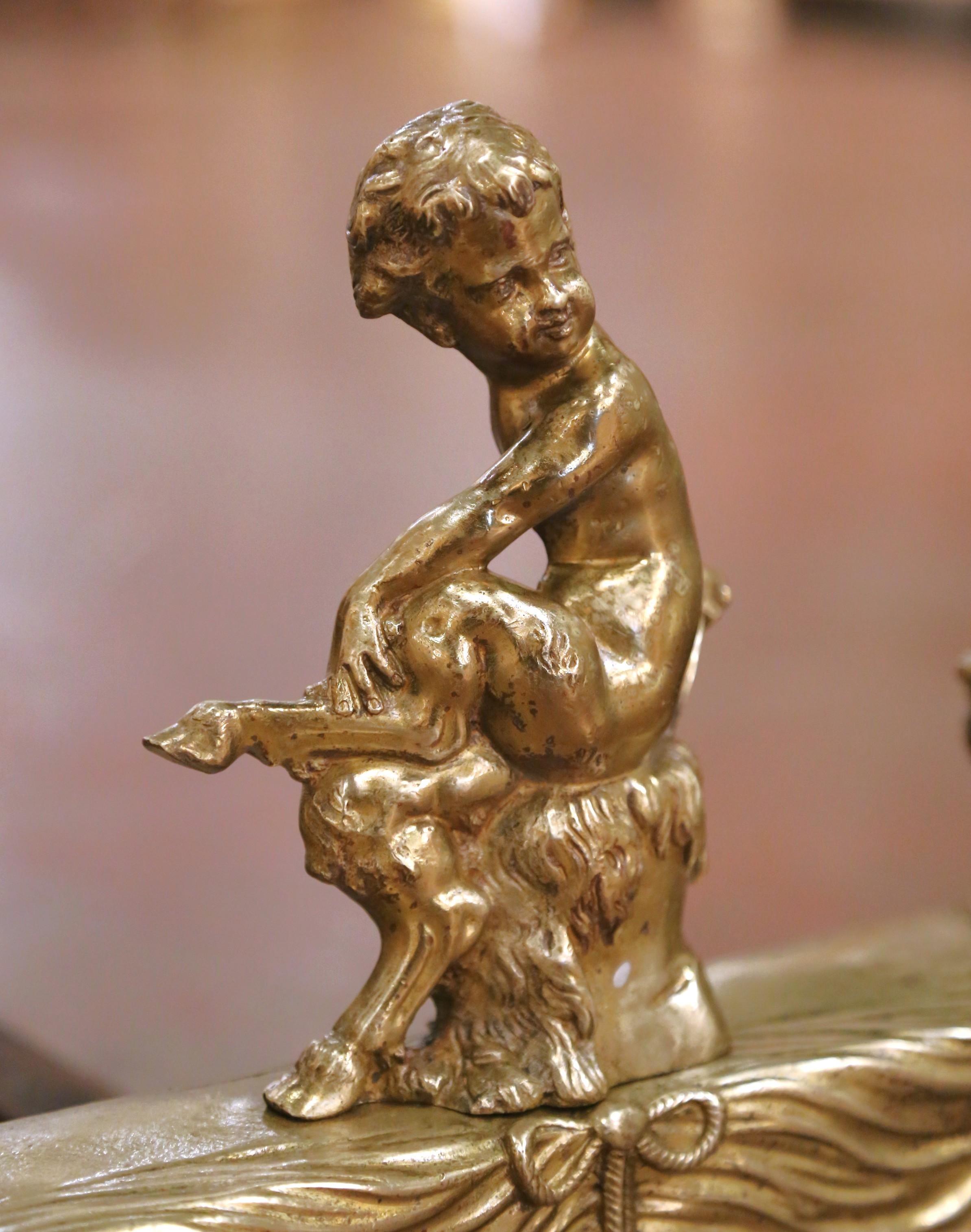 Pareja de Morillos Franceses Luis XVI del Siglo XIX en Bronce Doré con Putti Sentado Francés en venta