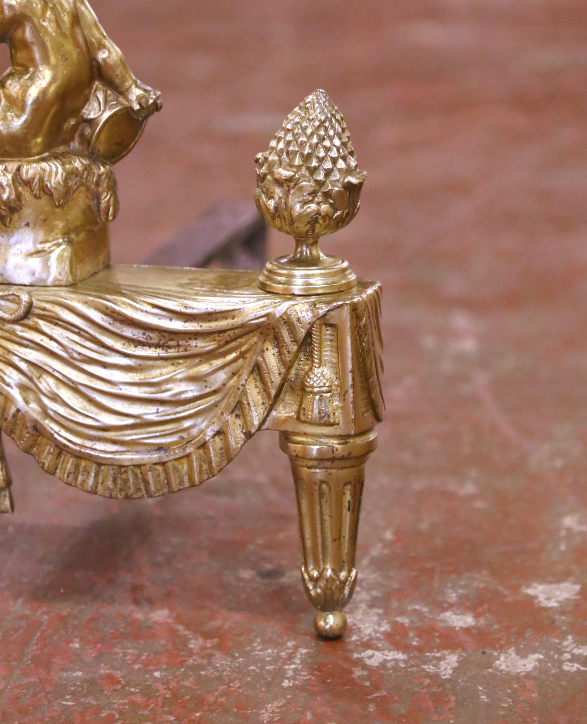 Pareja de Morillos Franceses Luis XVI del Siglo XIX en Bronce Doré con Putti Sentado en Excelente estado para la venta en Dallas, TX