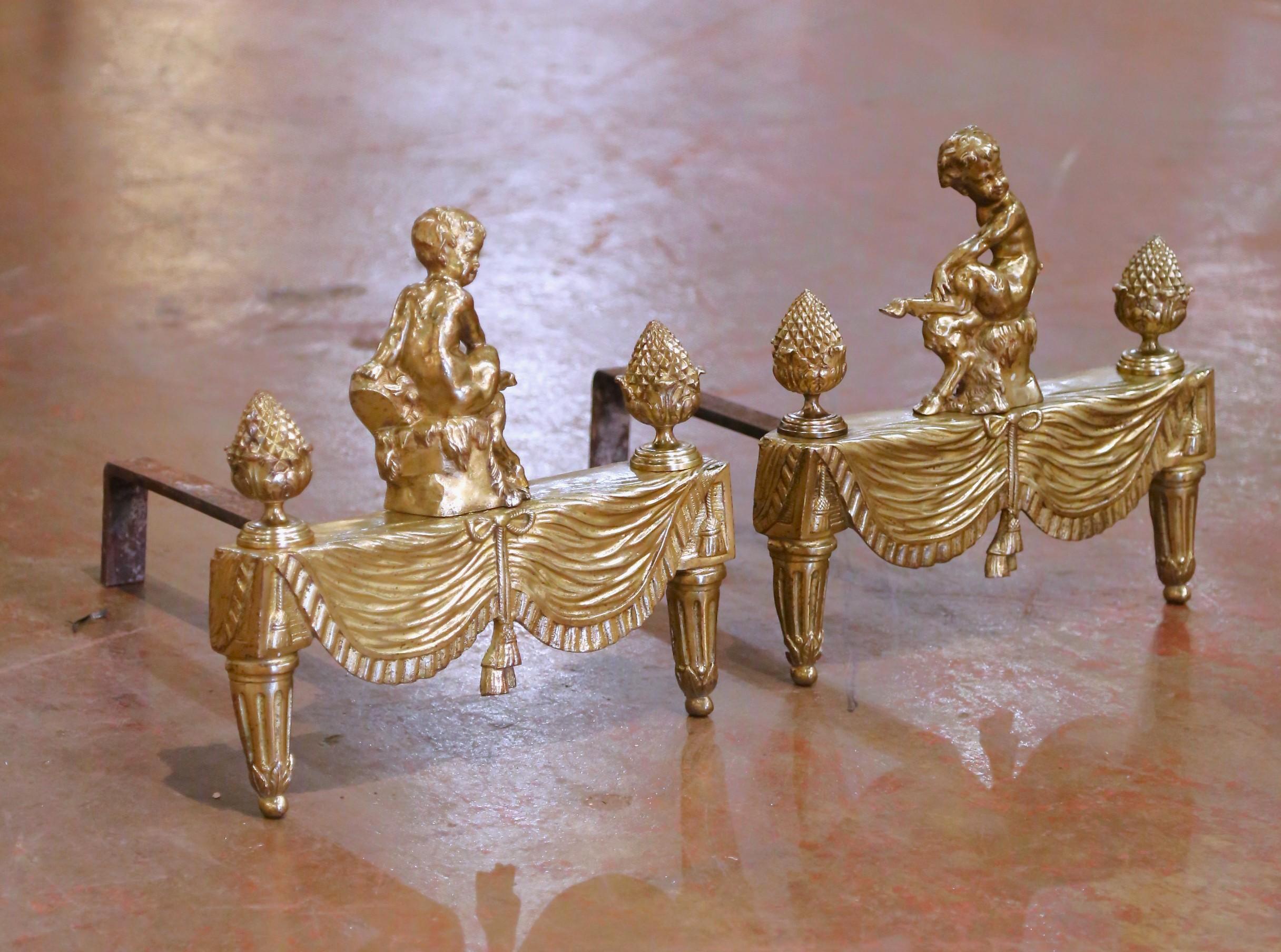 Pareja de Morillos Franceses Luis XVI del Siglo XIX en Bronce Doré con Putti Sentado siglo XIX en venta