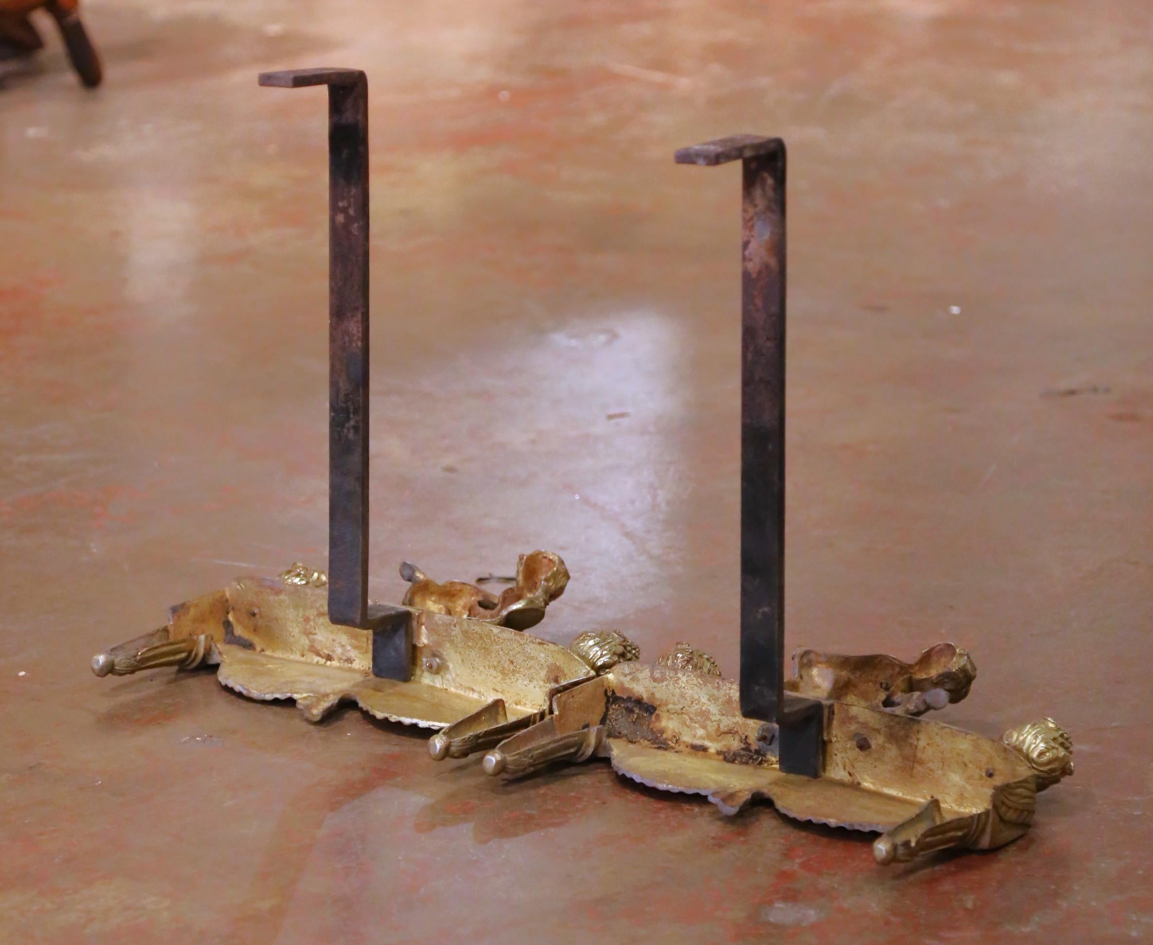 Pareja de Morillos Franceses Luis XVI del Siglo XIX en Bronce Doré con Putti Sentado en venta 3