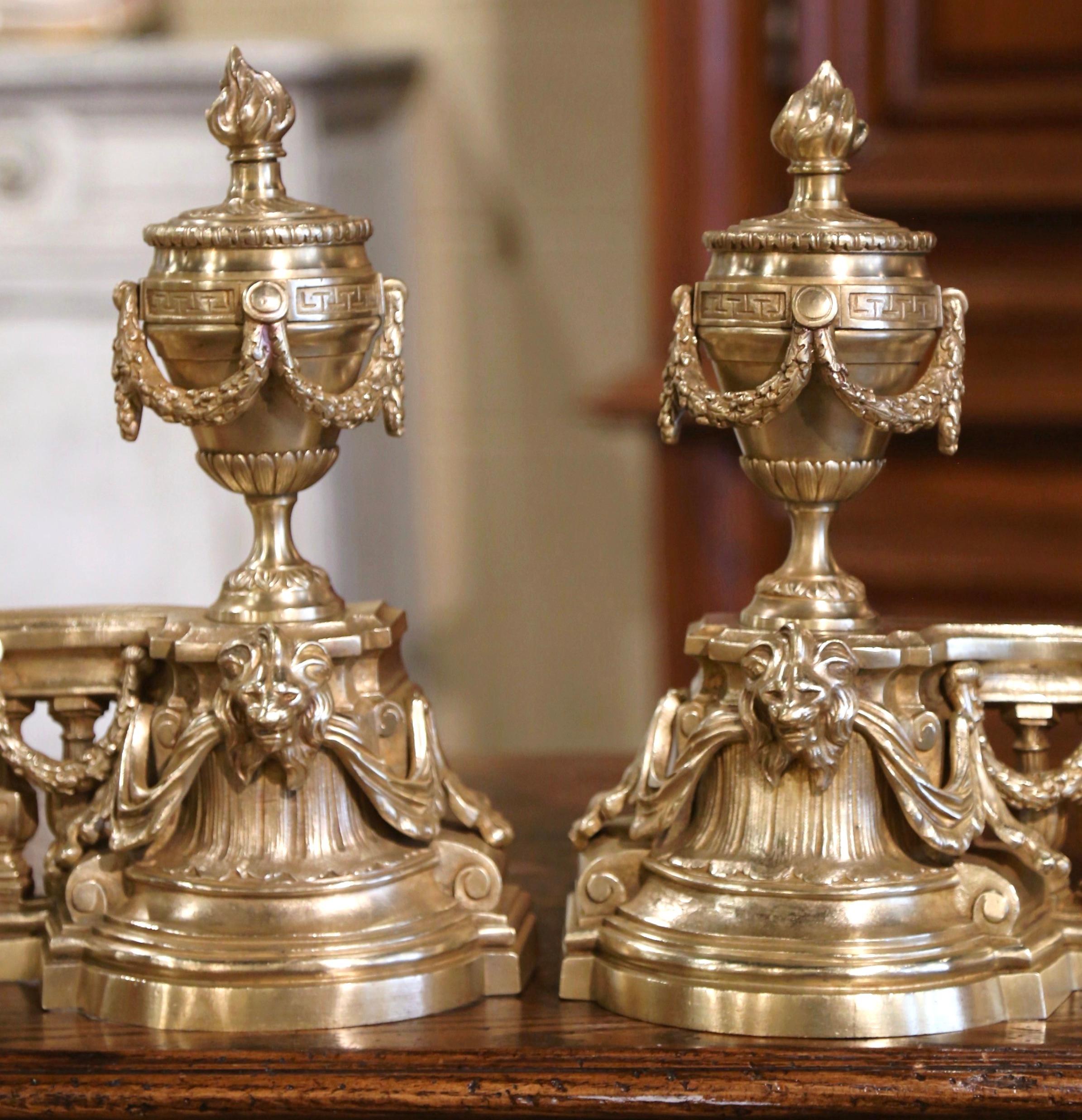 Français Paire de chenets de cheminée Louis XVI en bronze doré du 19ème siècle français en vente