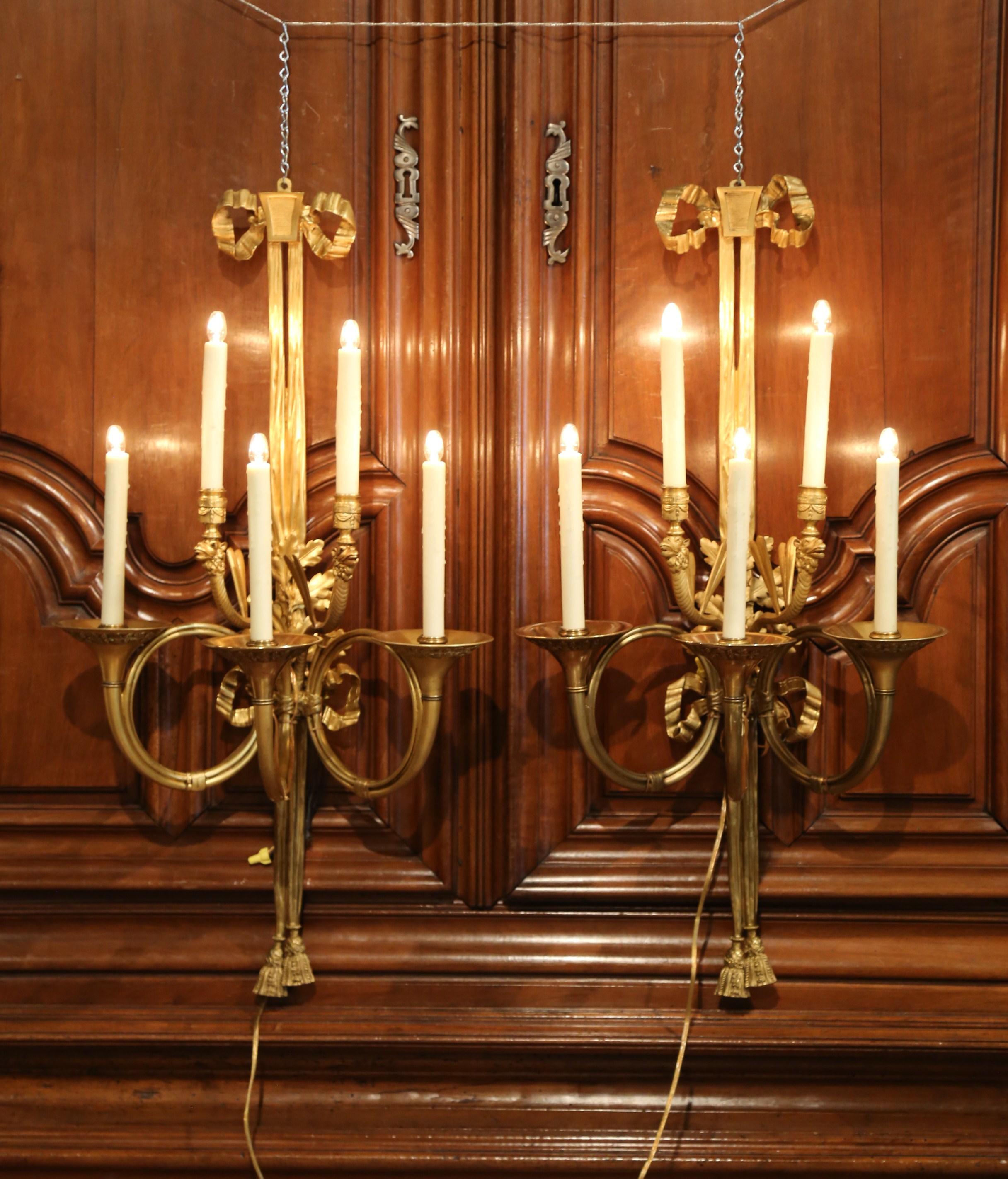 Paar französische Louis-XVI-Wandleuchter aus Bronze des 19. Jahrhunderts mit fünf Leuchten im Angebot 4