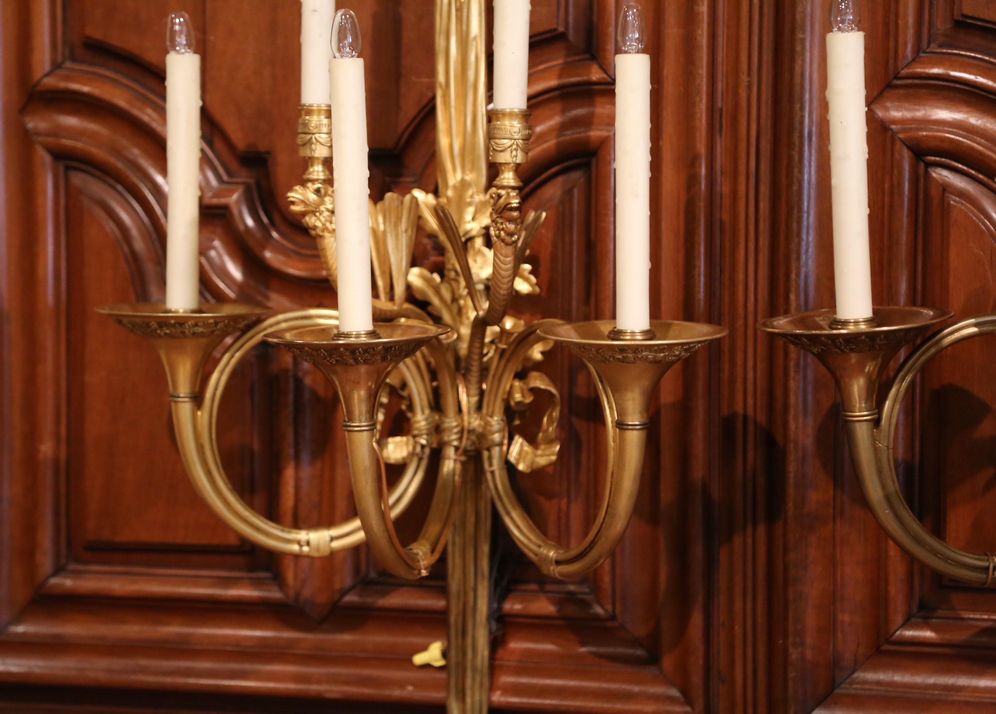 Diese eleganten antiken Bronzewandleuchten wurden um 1860 in Frankreich hergestellt. Jede hohe Leuchte ist mit der traditionellen Louis-XVI-Schleife am Giebel versehen, die in der Mitte mit einem Laubdekor und am Sockel mit Quastenmotiven verziert