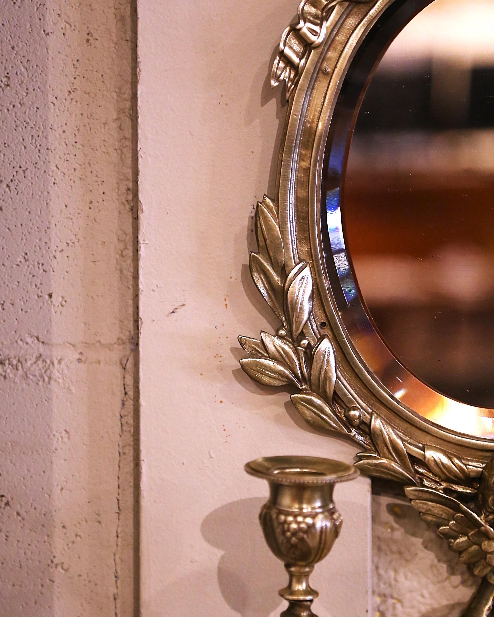 Fait main Paire de miroirs muraux Louis XVI français du 19ème siècle avec bougeoirs en vente