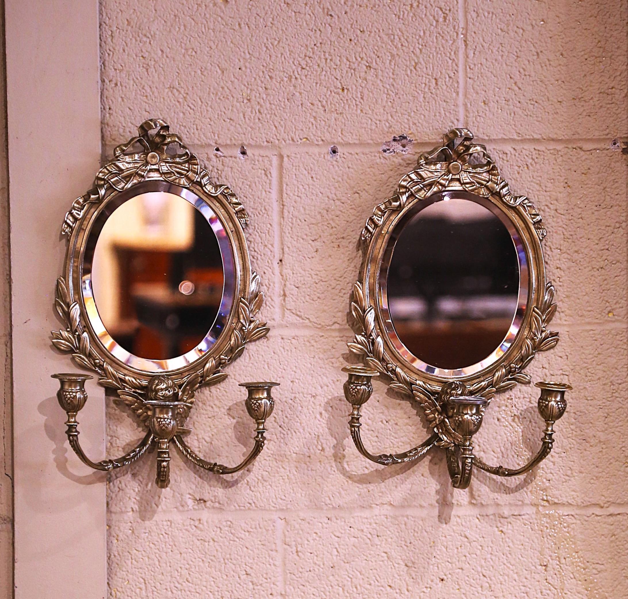XIXe siècle Paire de miroirs muraux Louis XVI français du 19ème siècle avec bougeoirs en vente
