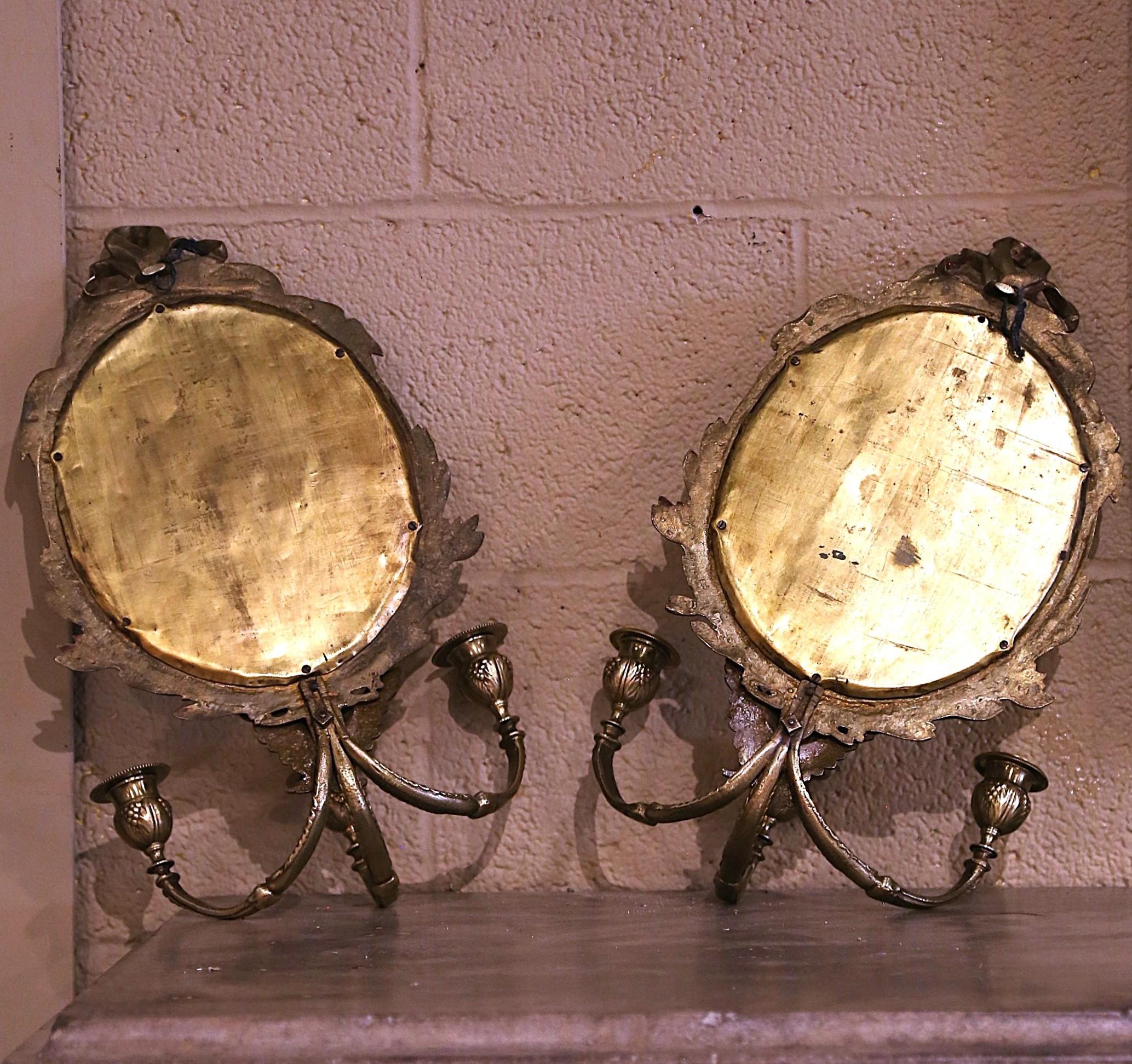 Paire de miroirs muraux Louis XVI français du 19ème siècle avec bougeoirs en vente 1