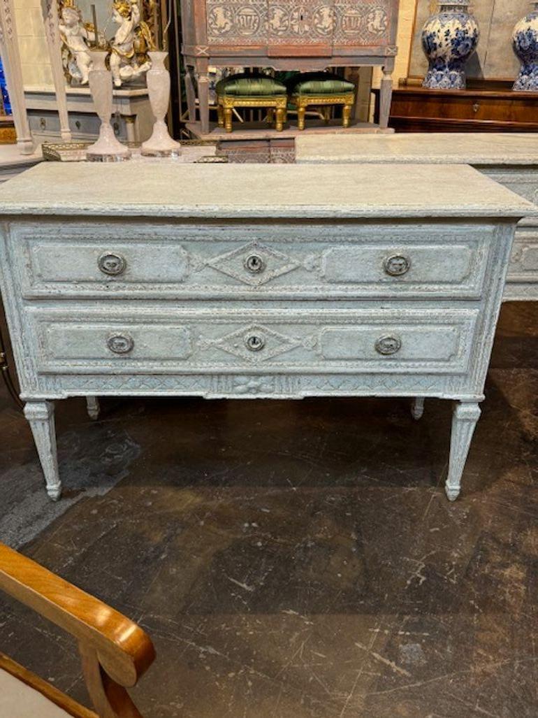 Bella coppia di commodes francesi Luigi XVI del XIX secolo intagliate e dipinte. Una bella patina su questi oggetti. Favoloso! Circa 1840.
50w x 21d x 34,5d