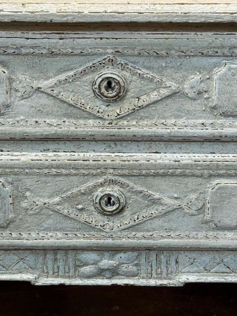 Francese Coppia di commodes francesi Luigi XVI del XIX secolo, intagliate e dipinte in vendita