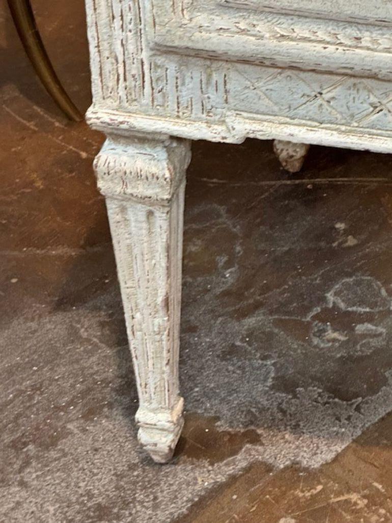 Coppia di commodes francesi Luigi XVI del XIX secolo, intagliate e dipinte In condizioni buone in vendita a Dallas, TX