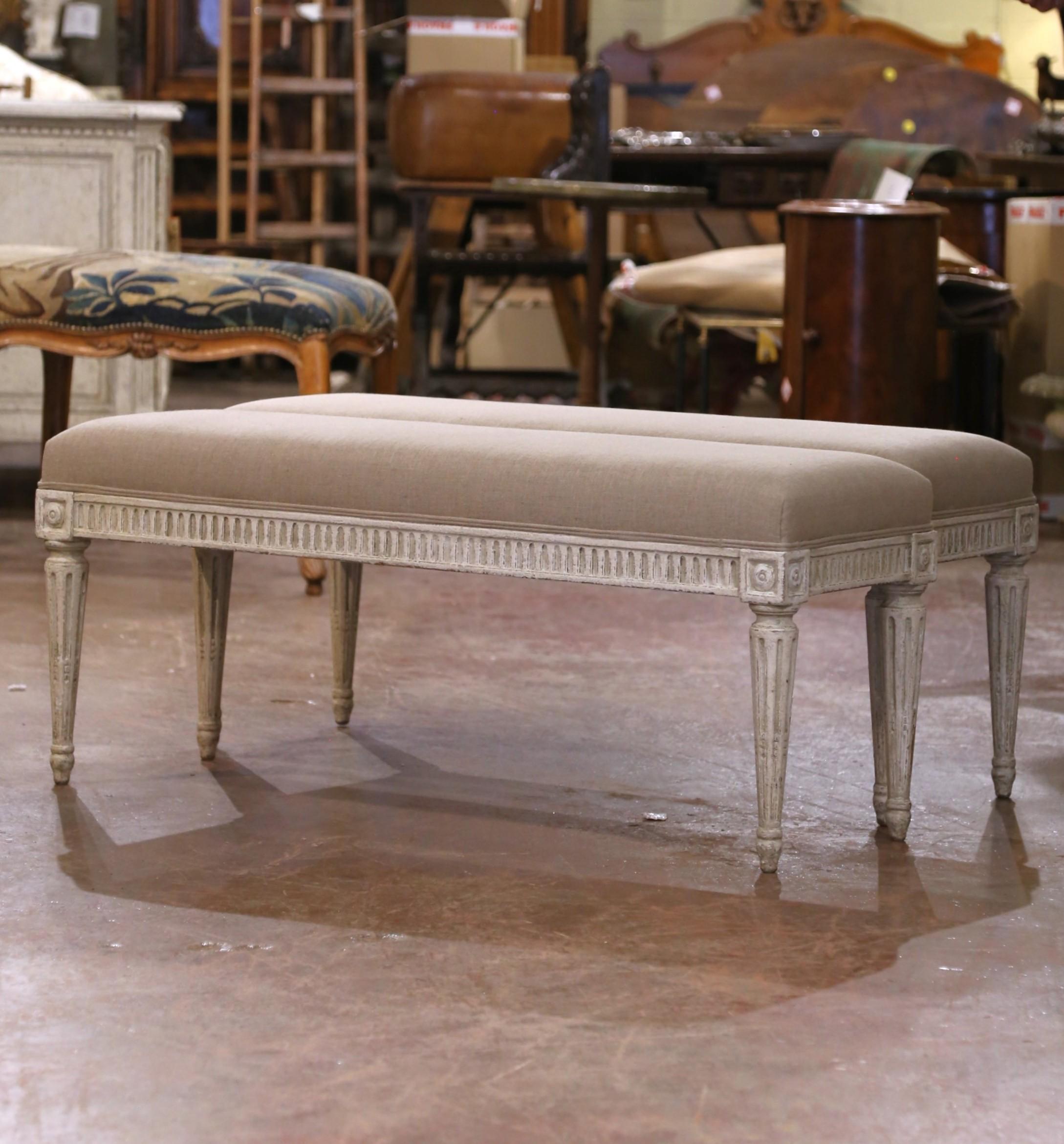Eleva i tuoi interni con questa graziosa coppia di panche antiche. Realizzata in Francia intorno al 1890 in stile neoclassico Luigi XVI, ogni panca presenta una raffinata silhouette rettangolare poggiata su quattro eleganti gambe affusolate e