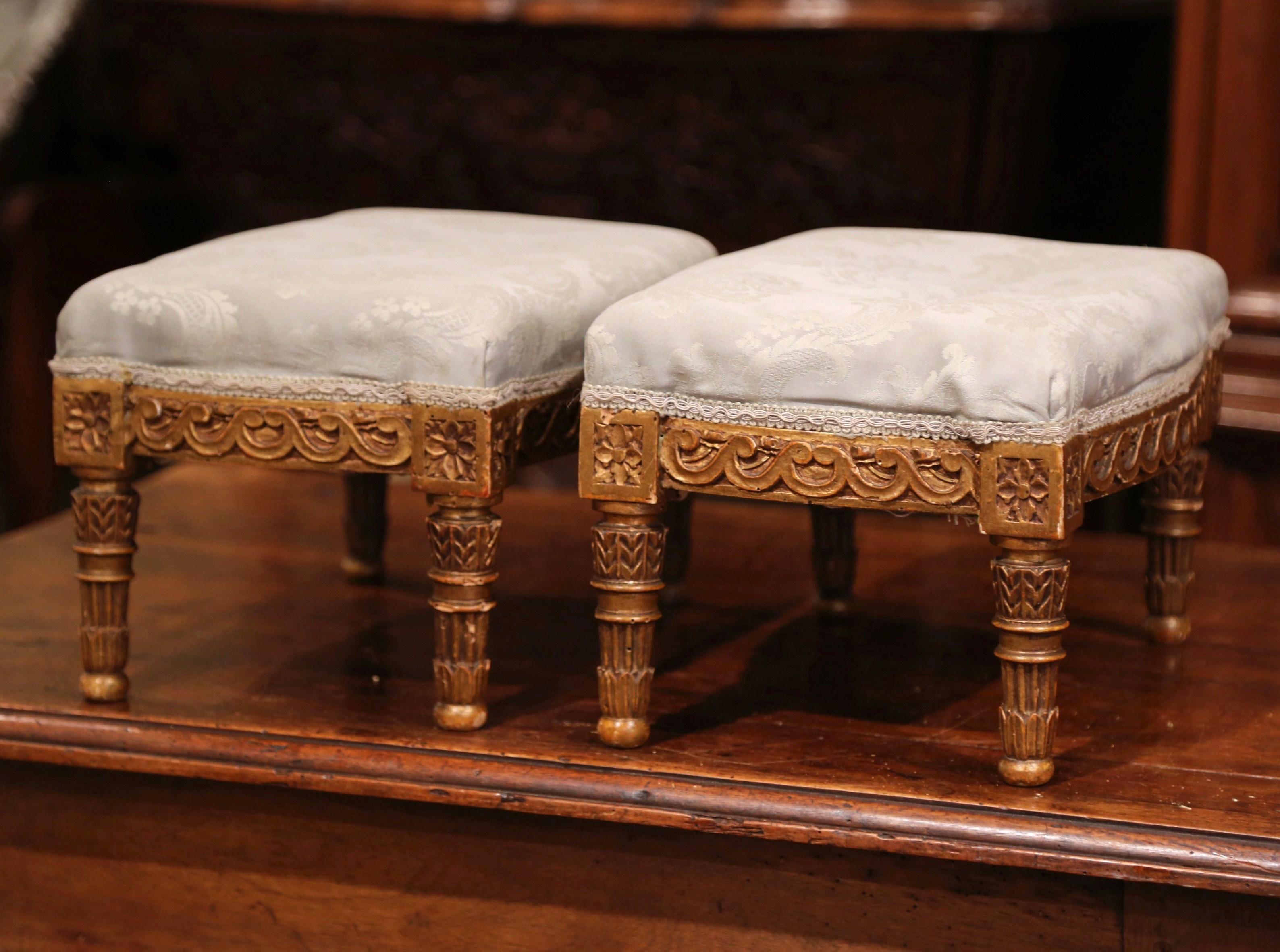 Pair of 19th Century French Louis XVI Carved Giltwood Footstools im Zustand „Hervorragend“ in Dallas, TX