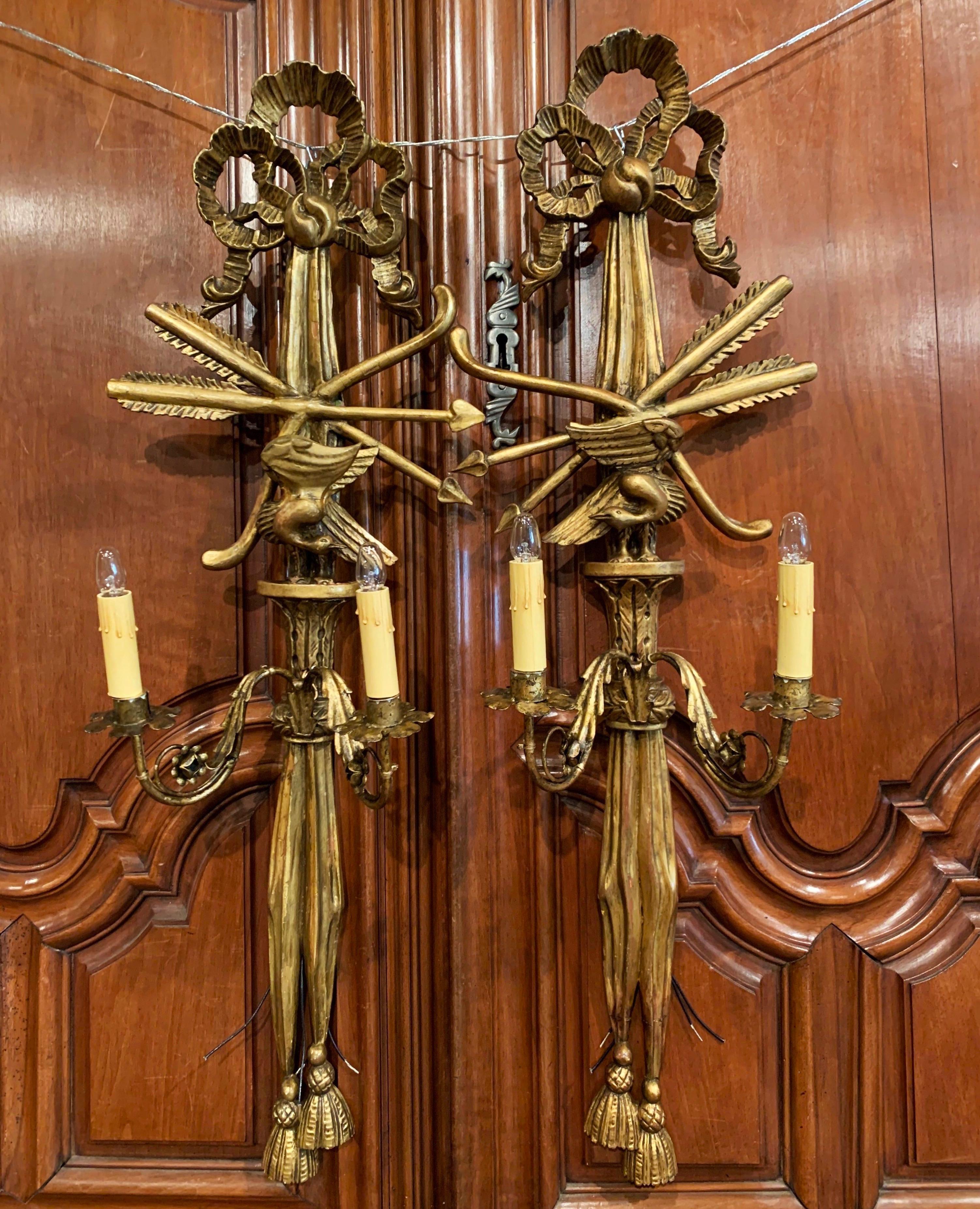 Patiné Paire d'appliques à deux lumières en bois doré sculpté Louis XVI du 19ème siècle français en vente